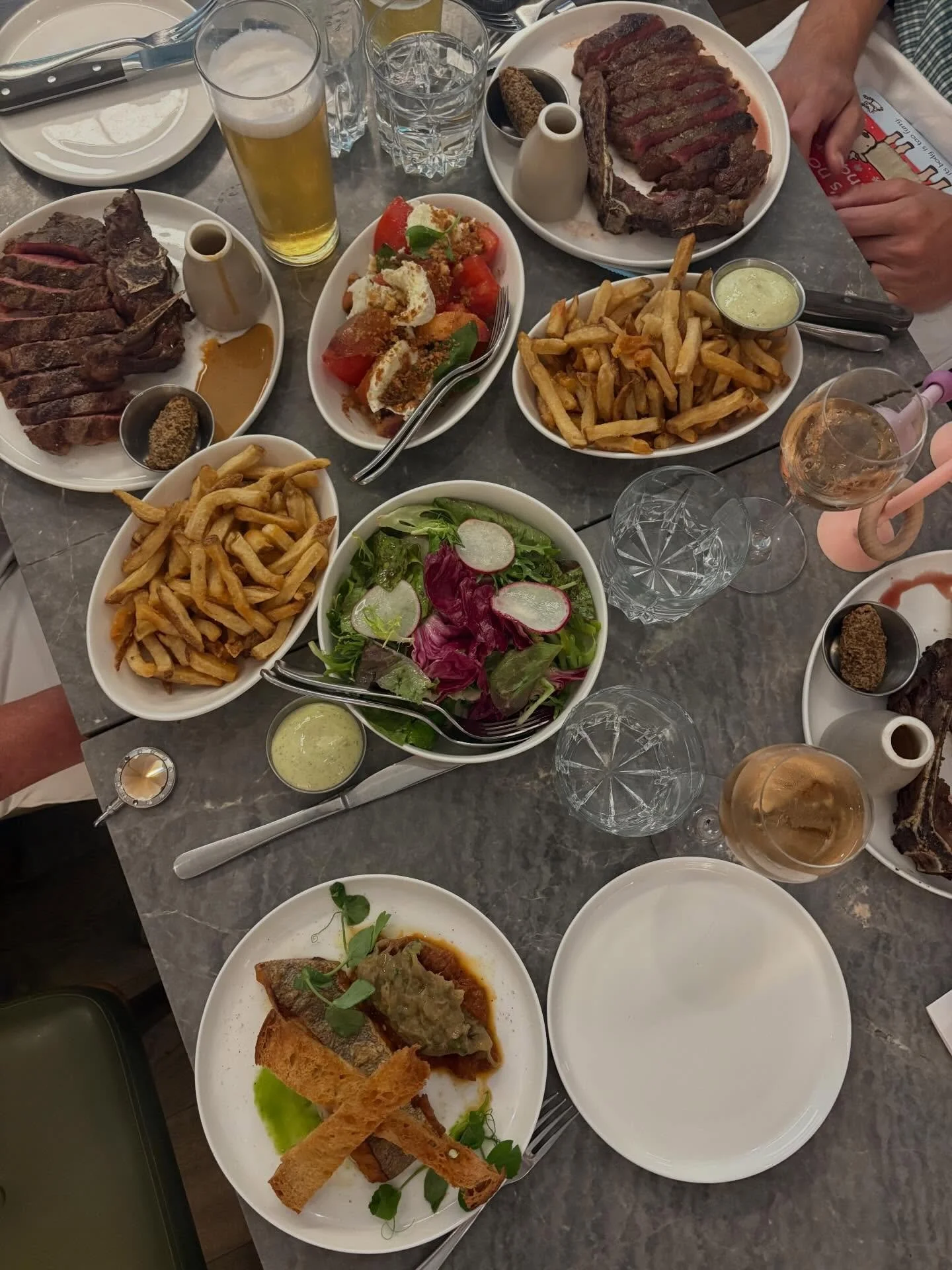 FF&rsquo;s Christmas party @farmersdaughters_gippsland. Keeping the future in tact with welcoming Dolly to her first ever Christmas party. She got what it takes as a Future leader (finger pointing! 😅). Merry Christmas to All! 🎅🏻🐑🌲🐑