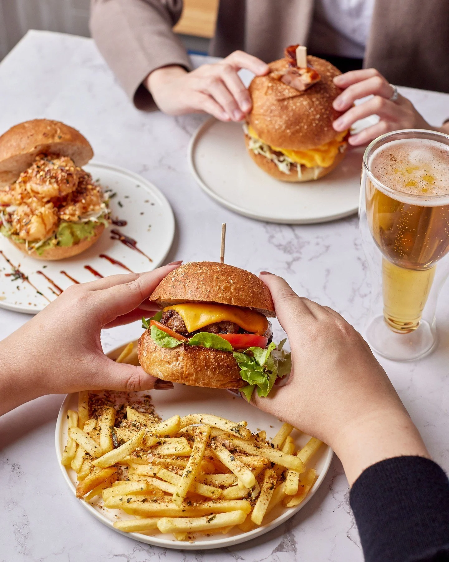 A Mad Cow Burger for lunch? 🐄🍔 Absolutely! If you&rsquo;re in the mood for something juicy, indulgent, and downright delicious, this burger is calling your name. With a perfectly cooked patty, rich toppings, and all the flavors you crave, it&rsquo;