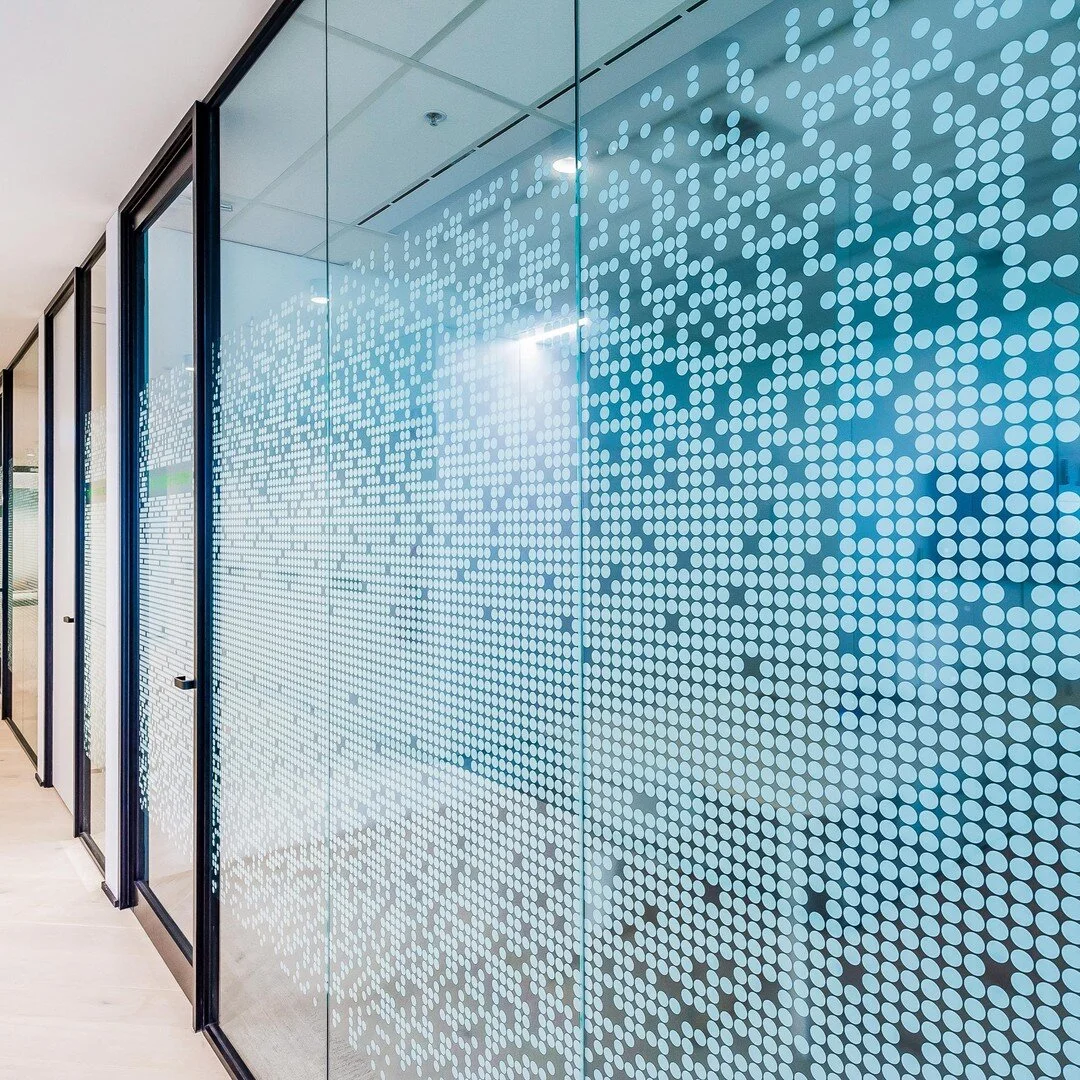 NCR Chatswood | The dot pattern on these glass panels have a top and bottom fade out providing privacy whilst still allowing light in to create a sense of space.

Photos by @guydaviesphotographer

#NCR #commercialfit-out #frostedvinylgraphics #glazin