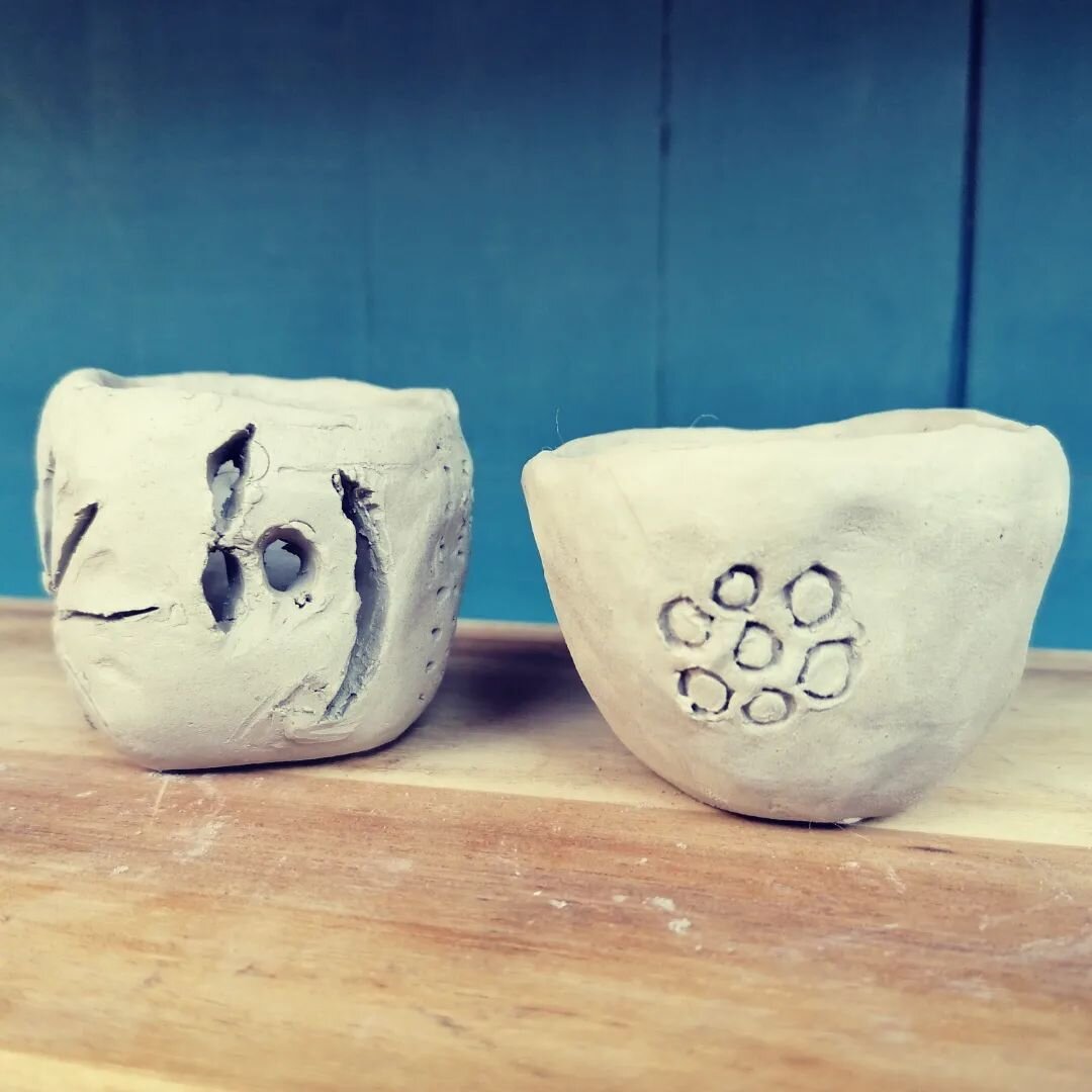 Pinch pots in progress by the Merlin class.
#kidsartclasses #kerryarts #kerry #kerrycountyarts #traleearts #tralee #traleeart #artclasses #artclassesforkids #clay #claymodelling #claysculpture #pinchpots #candleholder #simpledesign