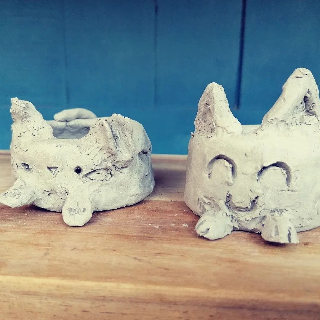 Pinch catpots in progress by the Pine Marten class.
#happycats #catlife #cats
#kidsartclasses #kerryarts #kerry #kerrycountyarts #traleearts #tralee #traleeart #artclasses #artclassesforkids #clay #claymodelling #claysculpture #pinchpots