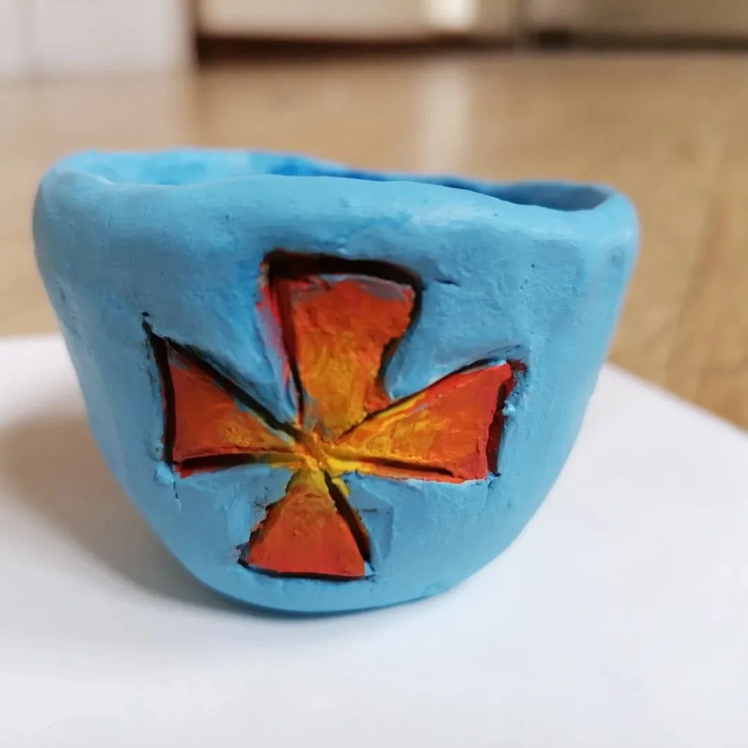 A selection of fantastic pinch pots from the Merlin and Red Deer classes.

#kidsartclasses #kerryarts #kerry #kerrycountyarts #traleearts #tralee #traleeart #artclasses #artclassesforkids #clay #claymodelling #claysculpture #pinchpots #kerrylibrary