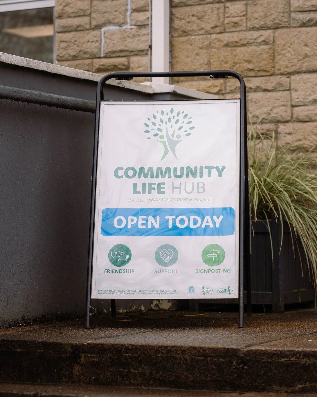 The Community Life Hub is open today!
Pop in this afternoon for support, connection, and a warm welcome. 
Here’s what’s happening:
🥫 @llanelli.foodbank Parcel Collection Point – pick up your parcel or get support with a referral.