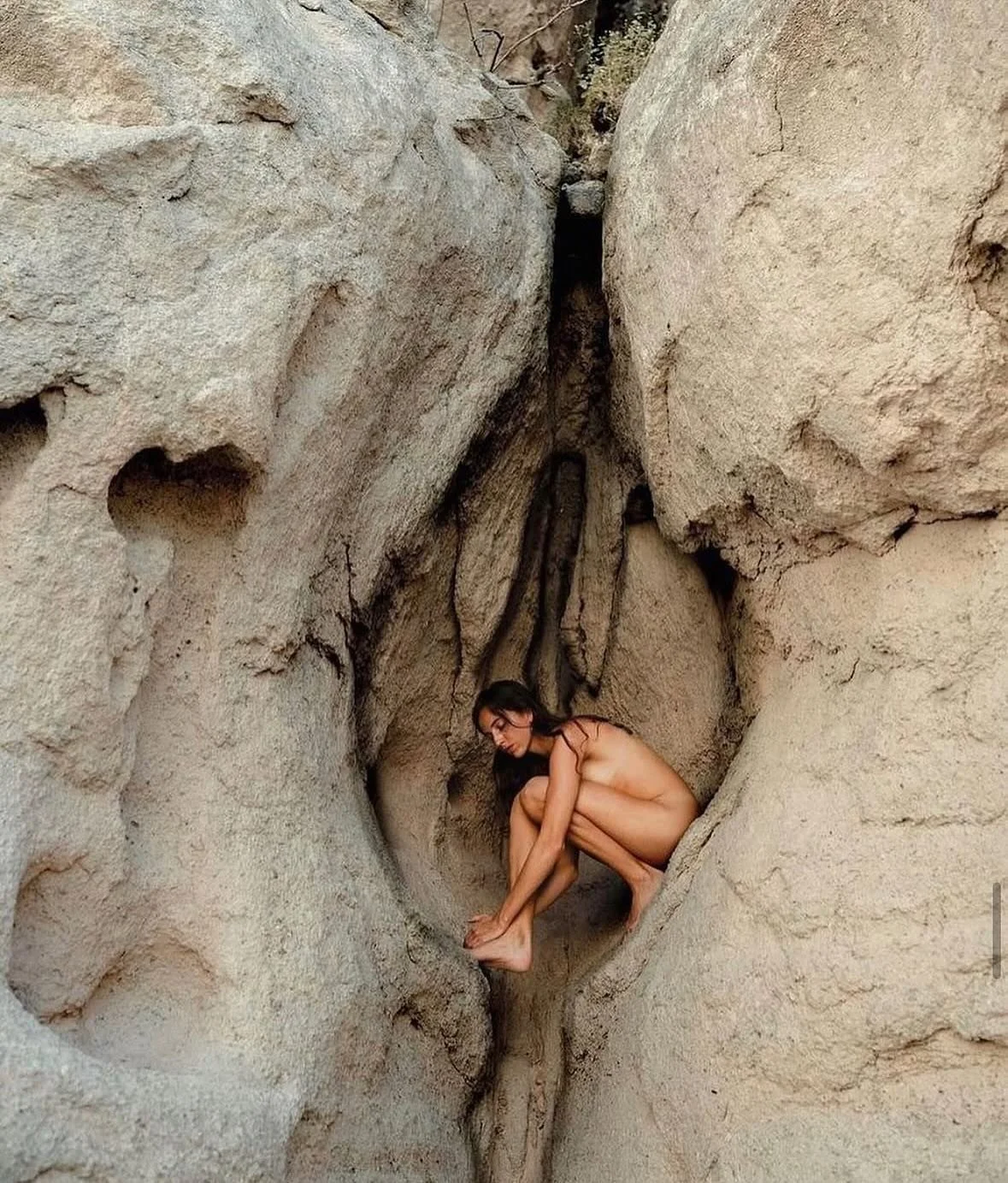 A N  O D E  T O  V E N U S  R E T R O G R A D E / as she dips down into the underworld, she invites us to do the same, to retreat within. surrender and pause. notice your breath. be alone with it. just you and your breath, enveloped in the safety of 