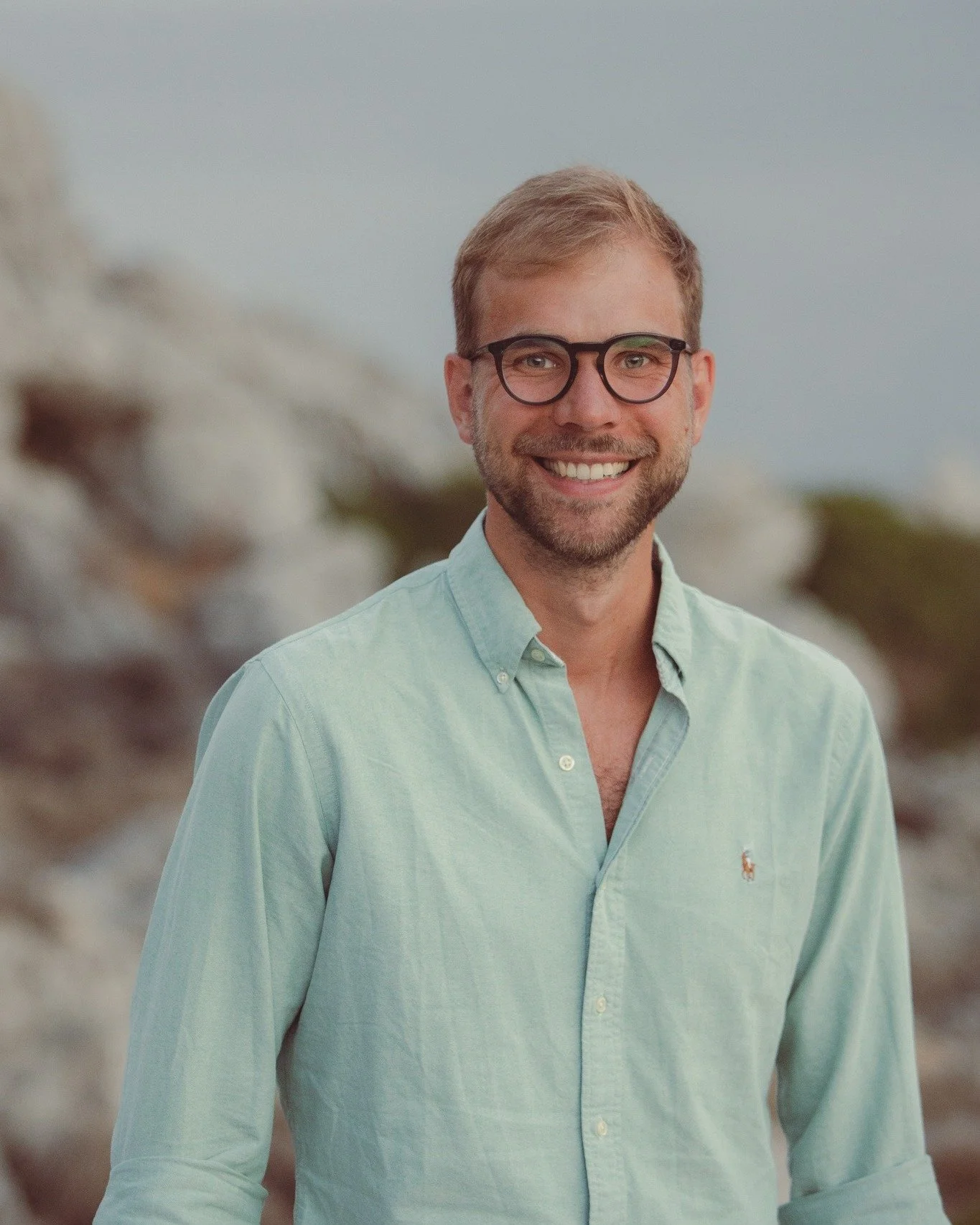 Ich glaube, gute Bilder entstehen nicht dadurch, dass man Menschen m&ouml;glichst perfekt in Szene setzt.

Sondern dadurch, dass man ihnen Raum gibt, sie selbst zu sein.

Ich bin Clemens &ndash; Fotograf und Creative Director hinter unveraendert.

Ic