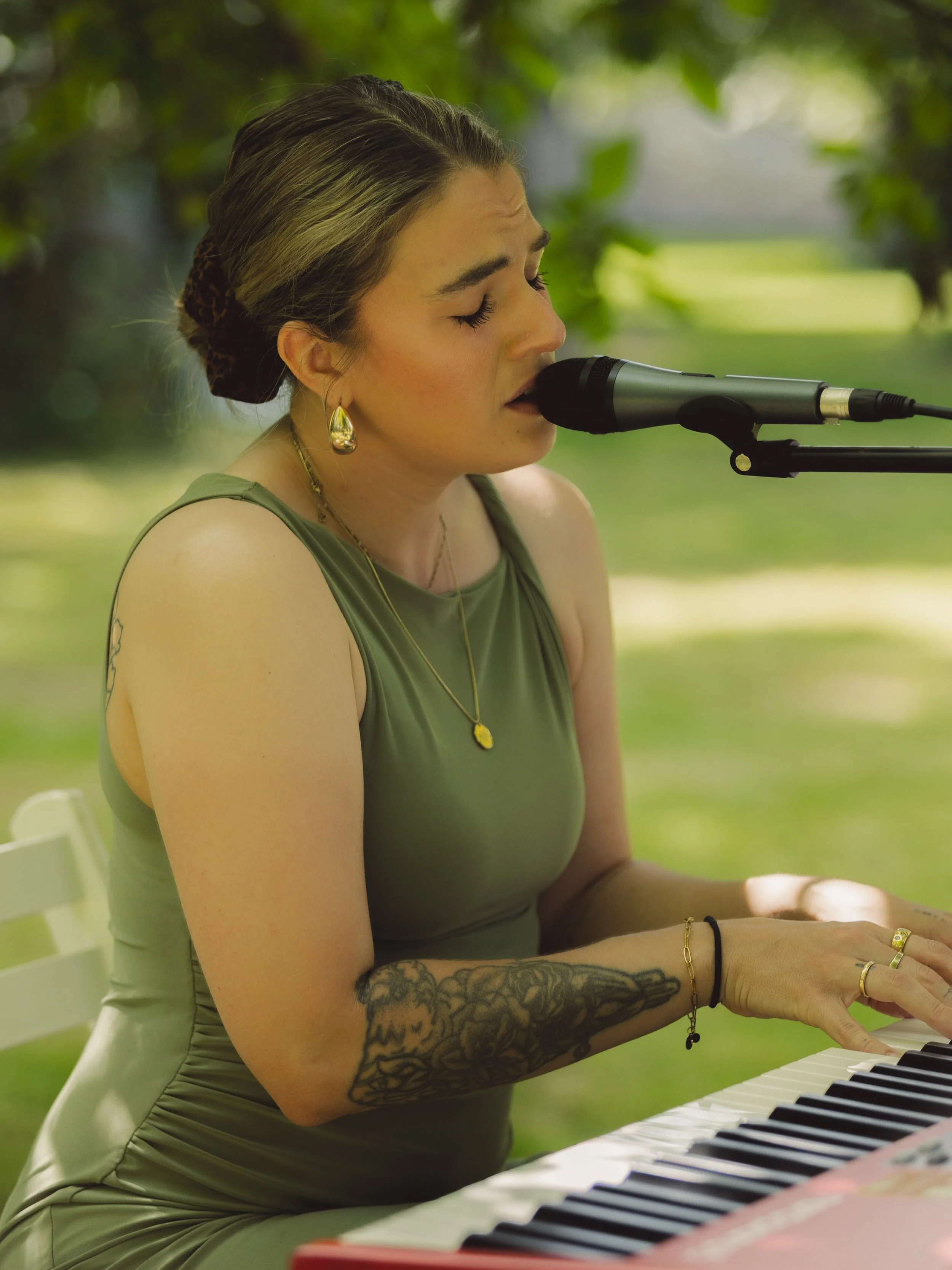 When a voice carries all the emotions of a special day.

I had the joy to meet @lamea.music live in action. Her powerful voice was a great addition and allowed me to capture those special memories. Unfiltered intimate compassion for their partner.

W
