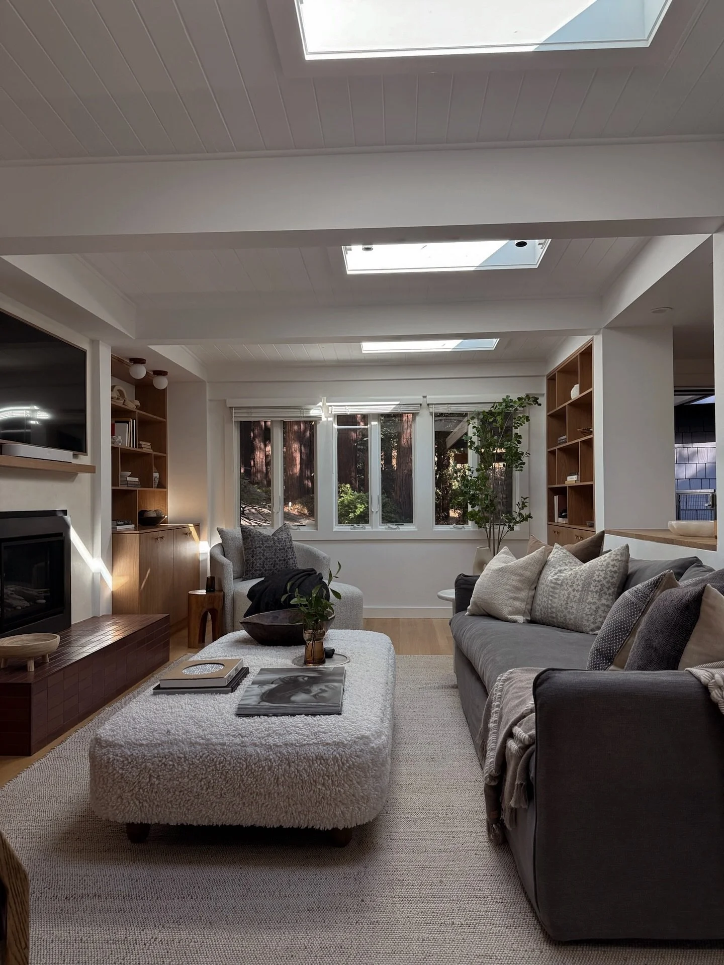 All staged + styled&hellip; who&rsquo;s ready to call it home? 

🏠: @alliefornesi