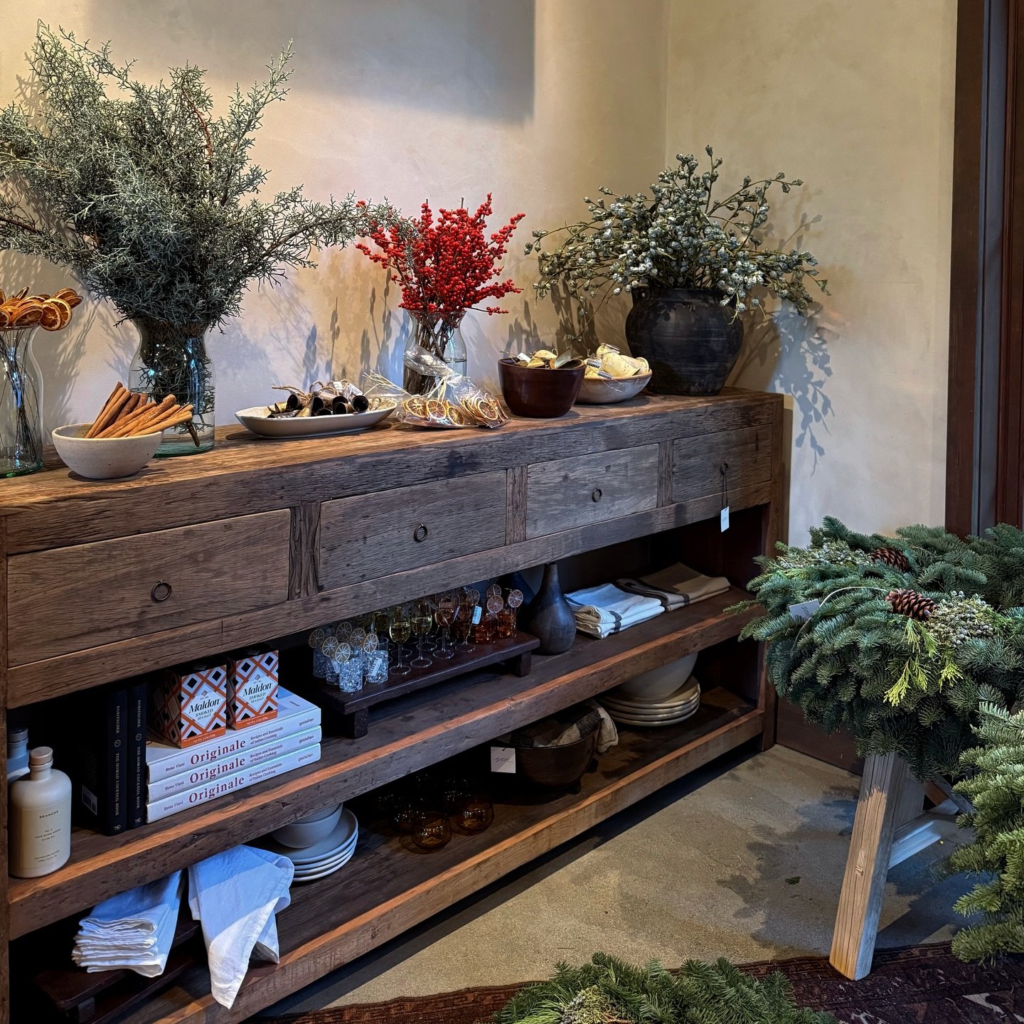 A lucky broker scooped up this beautiful piece&hellip; a reminder that STILL is here for all your closing gifts, staging needs, and client moments.

✨ Brokers receive 15% off with our in-store trade discount
✨ Spend $500 in gift cards and get $25 for