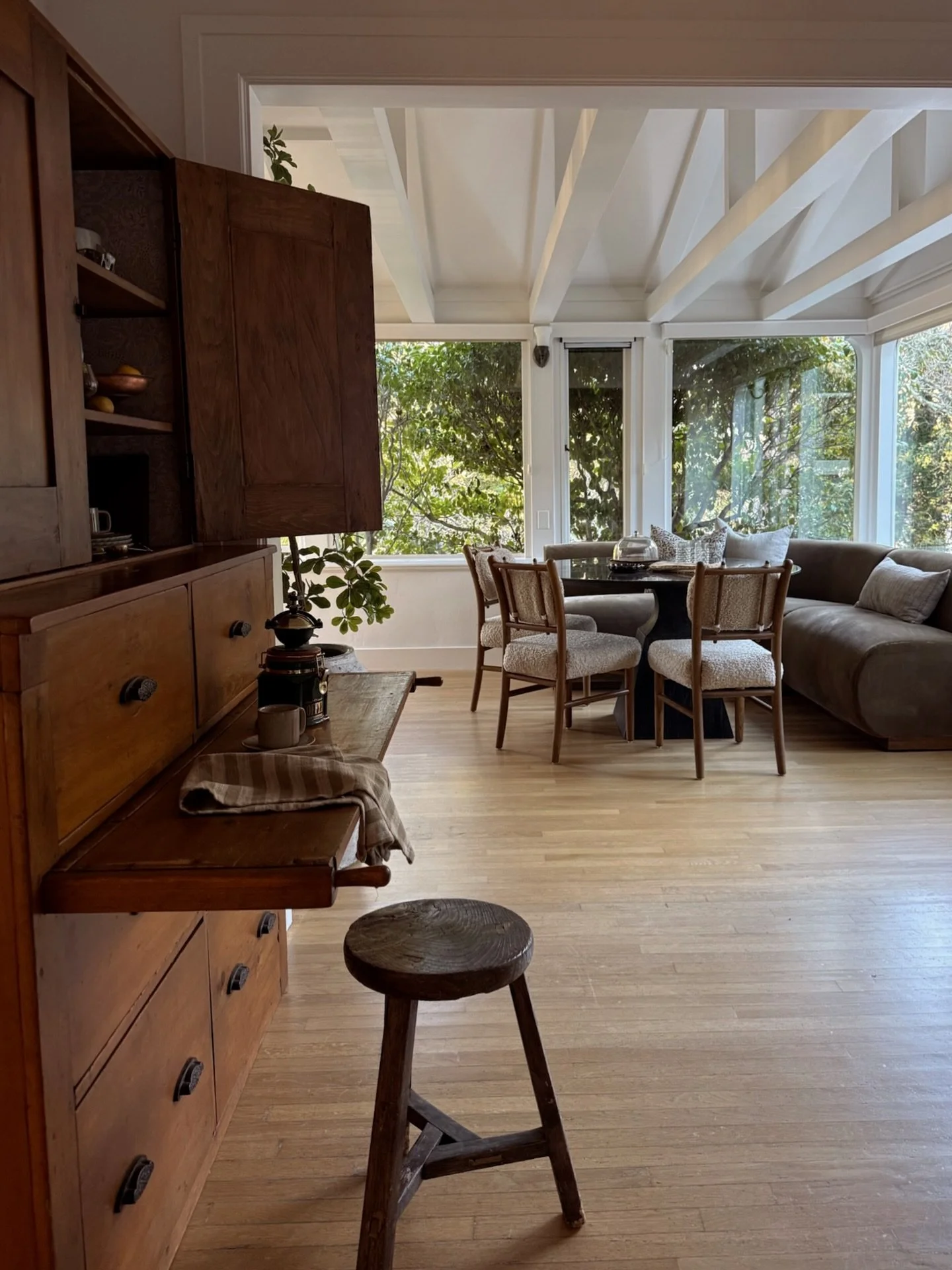 Easy mornings. Slow coffee. Sun pouring in. This is the vibe. 🤎

🏠: @mcarthurloveteam