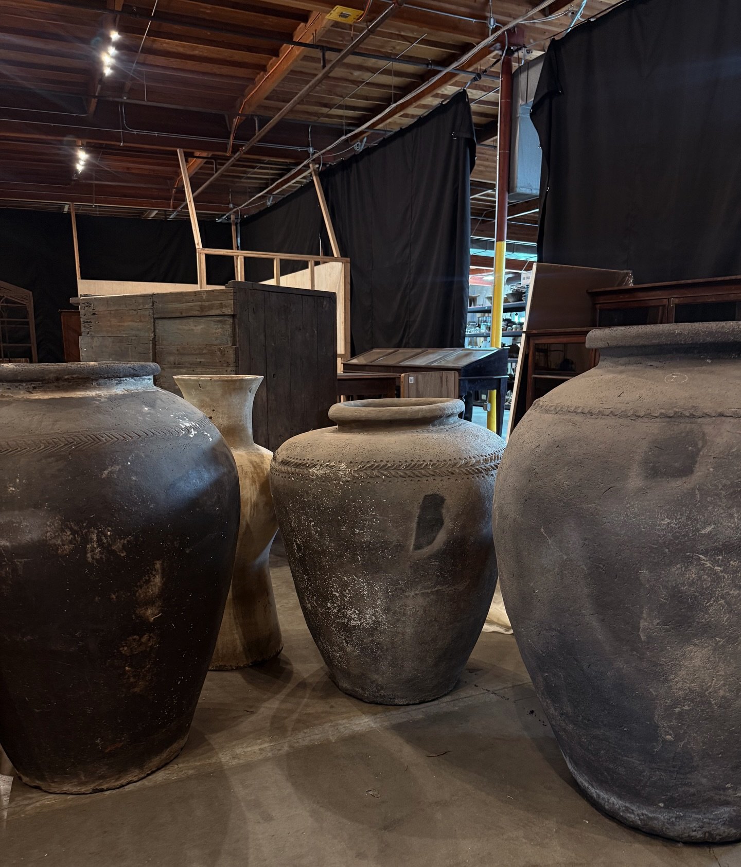 BTS at TSC HQ&hellip;
Design meetings. Furniture pulls. Staging in motion. And somewhere in between&hellip; a build-out quietly taking shape.