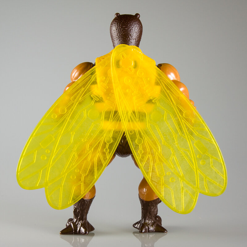  The wings are attached to the same point on the back of the figure. 