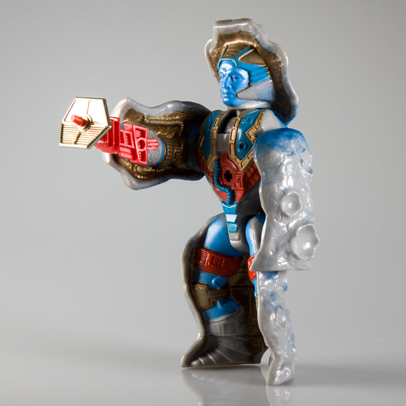  The weapon can be held in the figure’s right hand. 