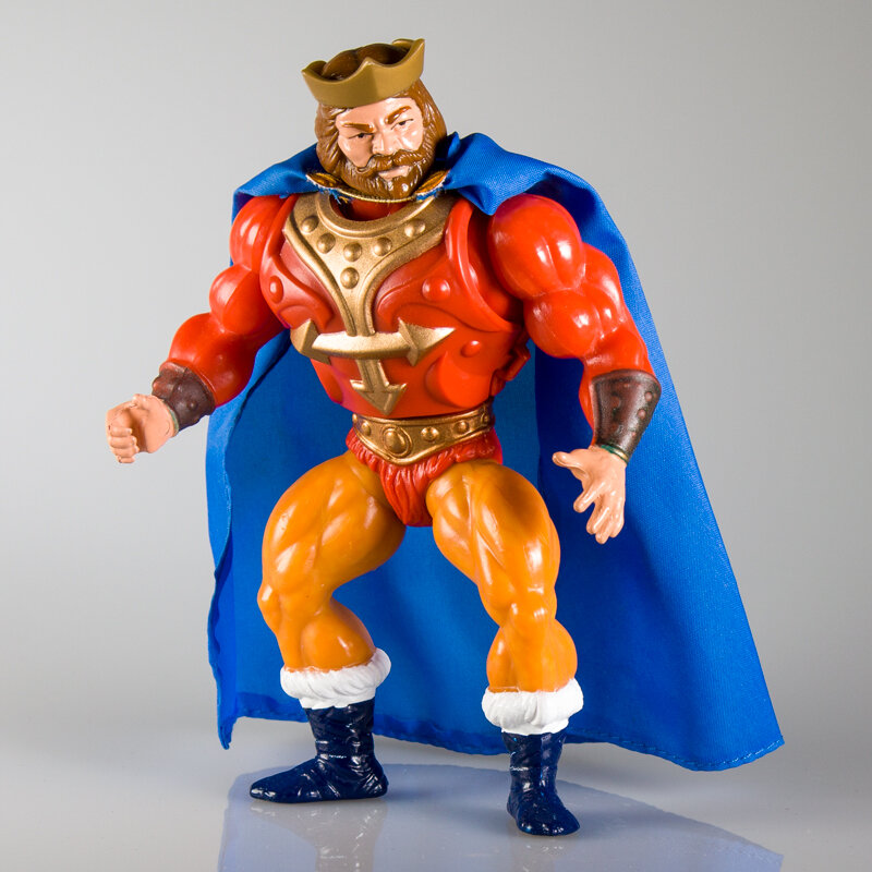  The crown fits into a sculpted slot around King Randor’s head. 