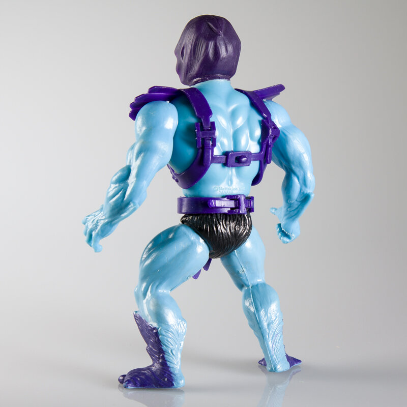  Another feature of the early Skeletor figures was the short straps on the chest armour. 