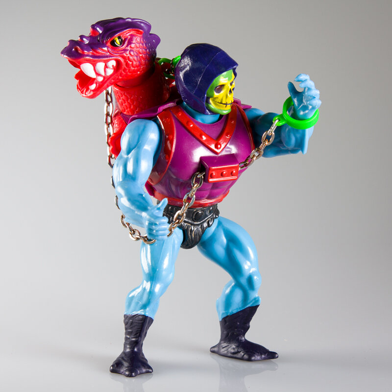  The figure has heel spurs to assist with stability. Skeletor’s head is moulded in hard plastic. 