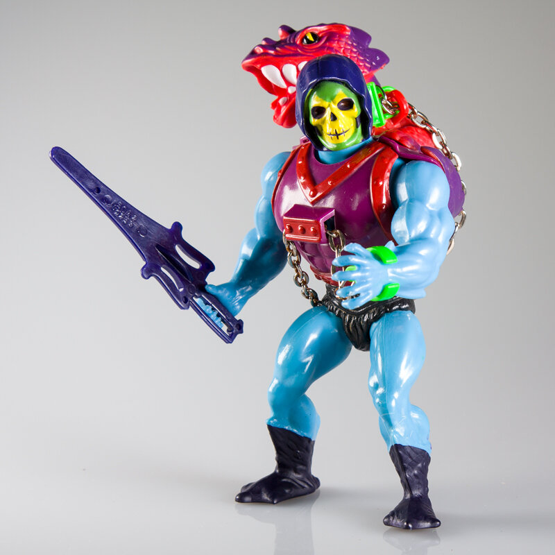  Dragon Blaster Skeletor is the only Skeletor to carry a male version of the purple sword. 