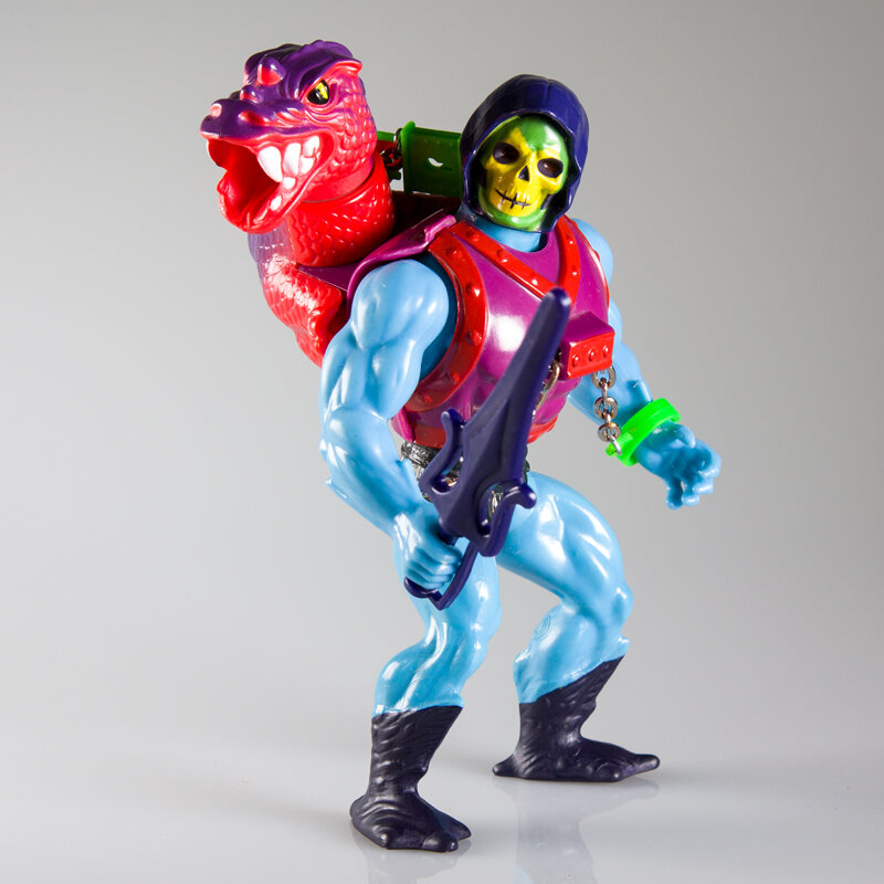  The hard head lacks the ‘quote marks’ between the eyes found on the hard-head versions of the original Skeletor. 
