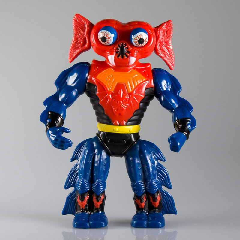  Mantenna is notable for his extending-eyes action feature and the fused-legs design. 
