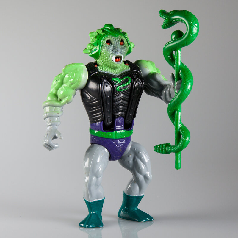  Snakes are also sculpted onto the arms of the figure. 