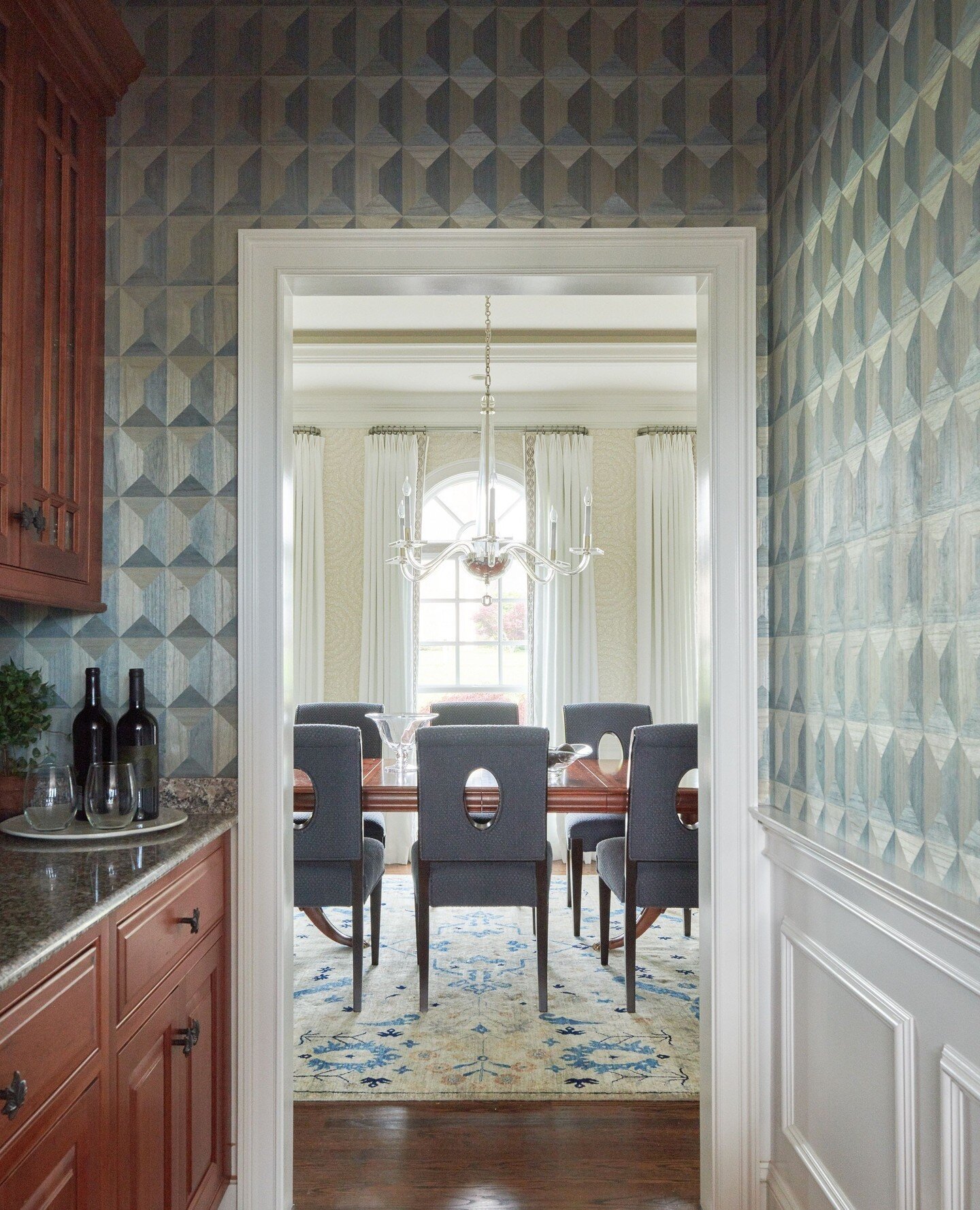 A little butler's pantry wall covering moment 💙 these blue-hue wood veneers make a beautiful textural and tonal combination. Plus, a little three dimensional detail never hurts either!⁠
⁠
@georgiazikasdesign | @janebeilesphoto