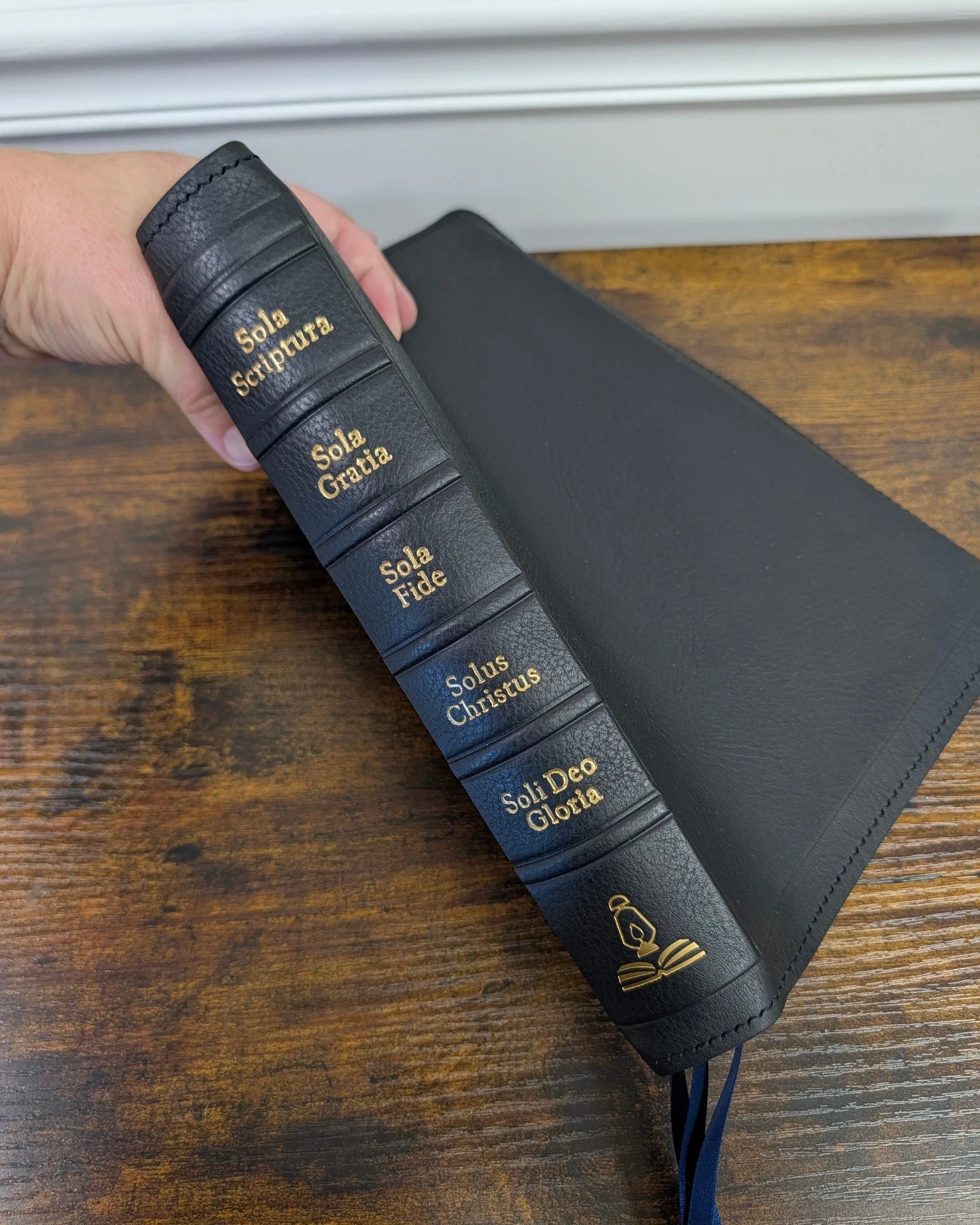 📷 Classic Black LSB Inside Column Reference 

Available on our website - link will be in comments on Facebook 

LSB Inside Column Reference rebound in BLACK MINERVA BOX cowhide from the Badalassi Carlo tannery

Rebind details:
-Navy lambskin liner
-