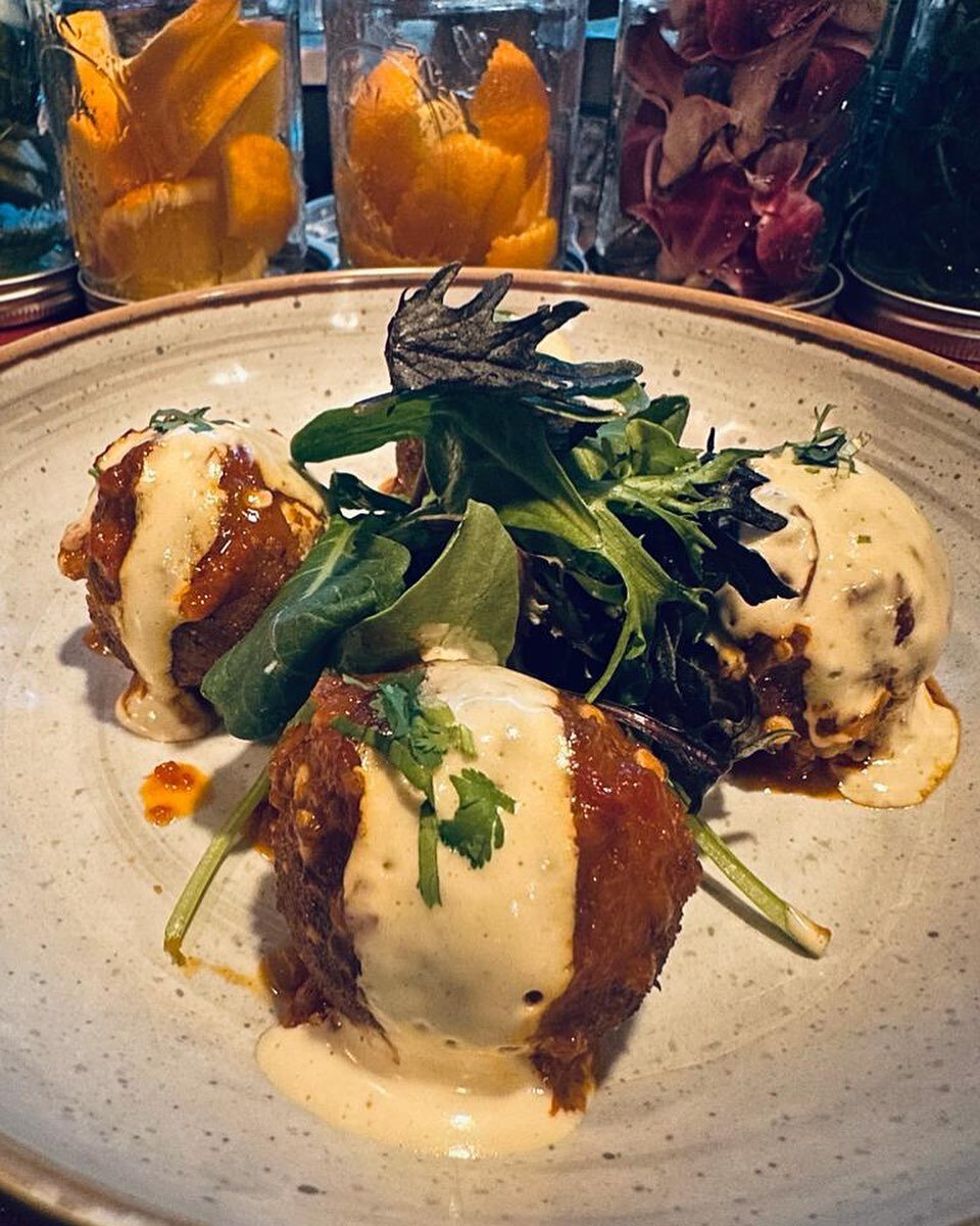 Croquetas de carne enchilada y alioli de ajo. 
 Disfruta de nuestro aperitivo.