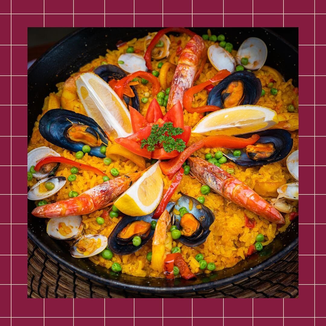Nothing more comforting than a good paella accompanied by a chilled glass of #34cavawine for a perfect sunday 😎
&bull;
&bull;
&bull;
#sundayvibes #brunch #sparklingwine #spain #paella #goodfood #foodporn #bubbles #cava #ros&eacute; #sundaymodd #medi