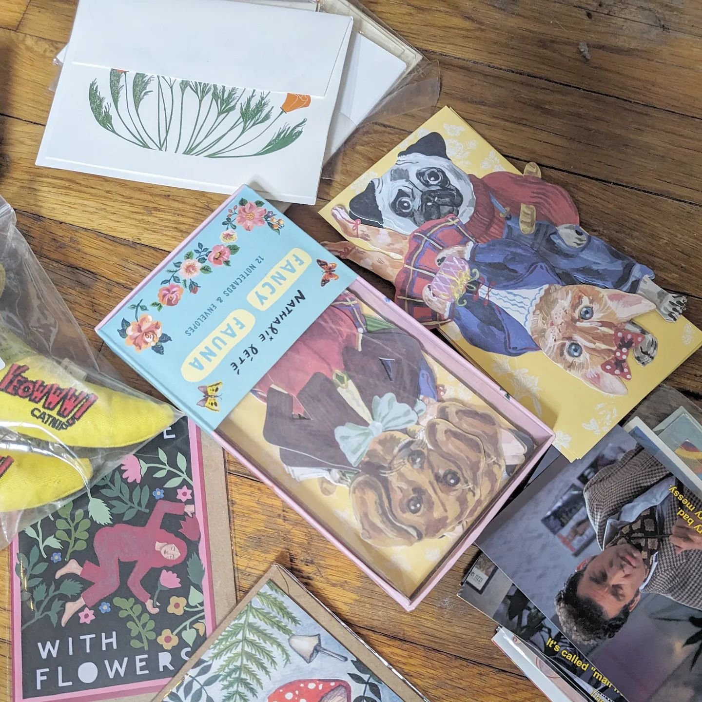 Sorting through gorgeous card collections with one of my sweet clients! Such cute designs 🫶🏾 I'm a firm believer in keeping the useful things you love. If they're disorganized, let's streamline them and find a home for them to live their best lives