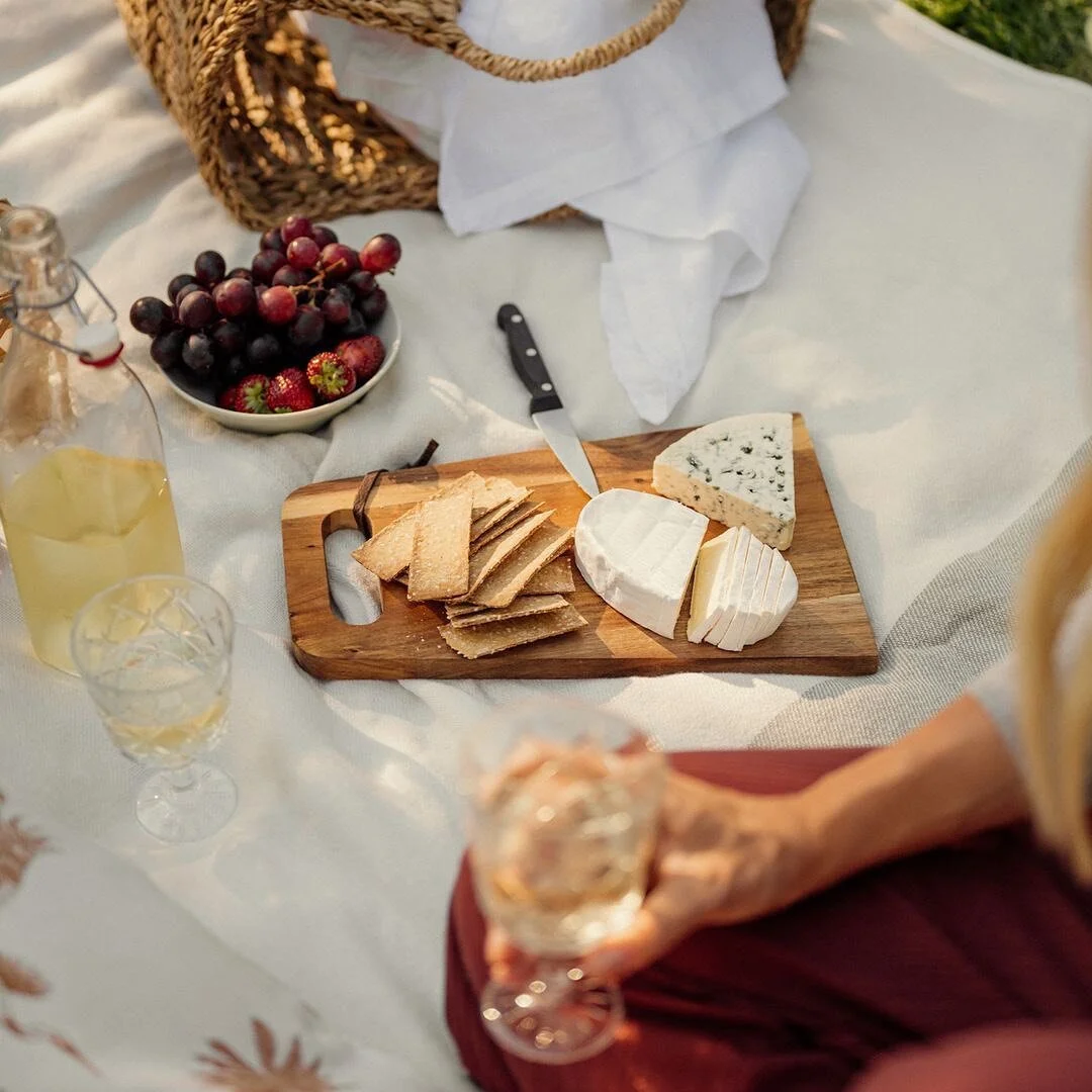 Nothing more comforting than a plate of cheese and a fresh poured glass of sauvignon blanc @blanc.check.wine
&bull;
&bull;
&bull;
#blanccheck #sauvignonblanc #madeinspain #castillalamancha #whitewine #wineoclock #bar #winemoment #blanccheckstyle