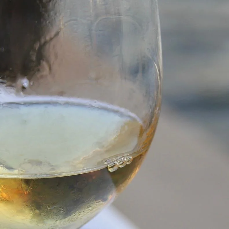 Here is to manifesting a good time with your friends and a bottle of Blanc Check
&bull;
&bull;
&bull;
#blanccheck #sauvignonblanc #bff #energy #madeinspain #castillalamancha #whitewine #wineoclock #bar #winemoment #blanccheckstyle #manifesting #manif