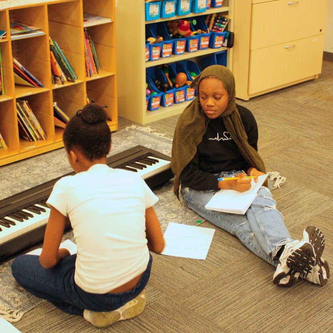 🎶 Our fifth graders are hitting all the right notes in music class with Ms. Rhys! 🎵 Check out these talented young songwriters selecting chord progressions for their original tunes.  #MusicEducation #SongwritingSkills #CPSPhilly 🎹