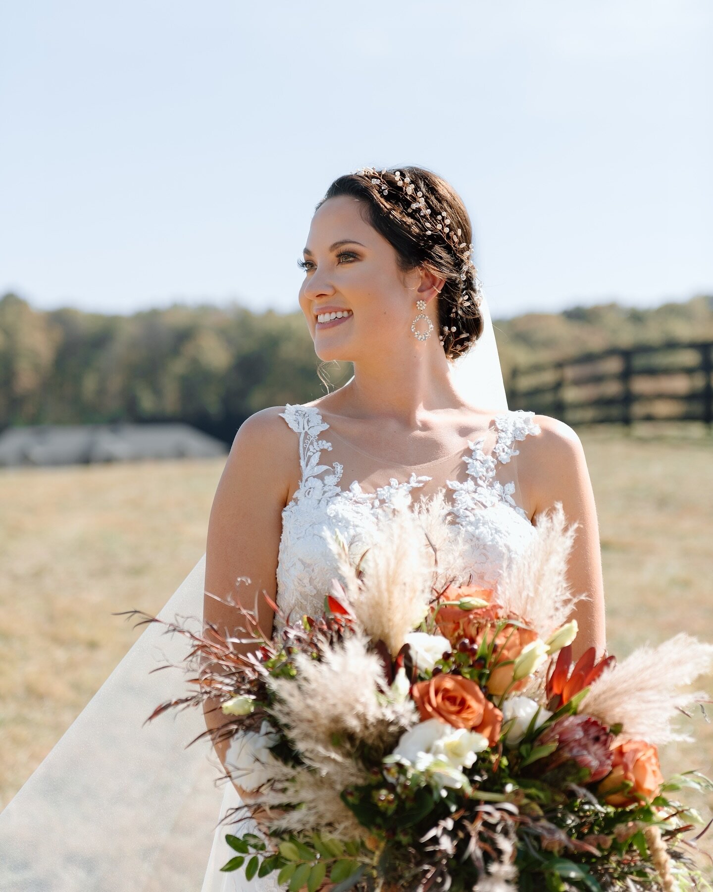 Let&rsquo;s chat about locations vs. timelines (and impact on edits)! 

This portrait features a bride in the bright sun (about 2pm) in an open field at her beautiful wedding venue before her ceremony. Vibrant colors and contrast remain fluid and rea