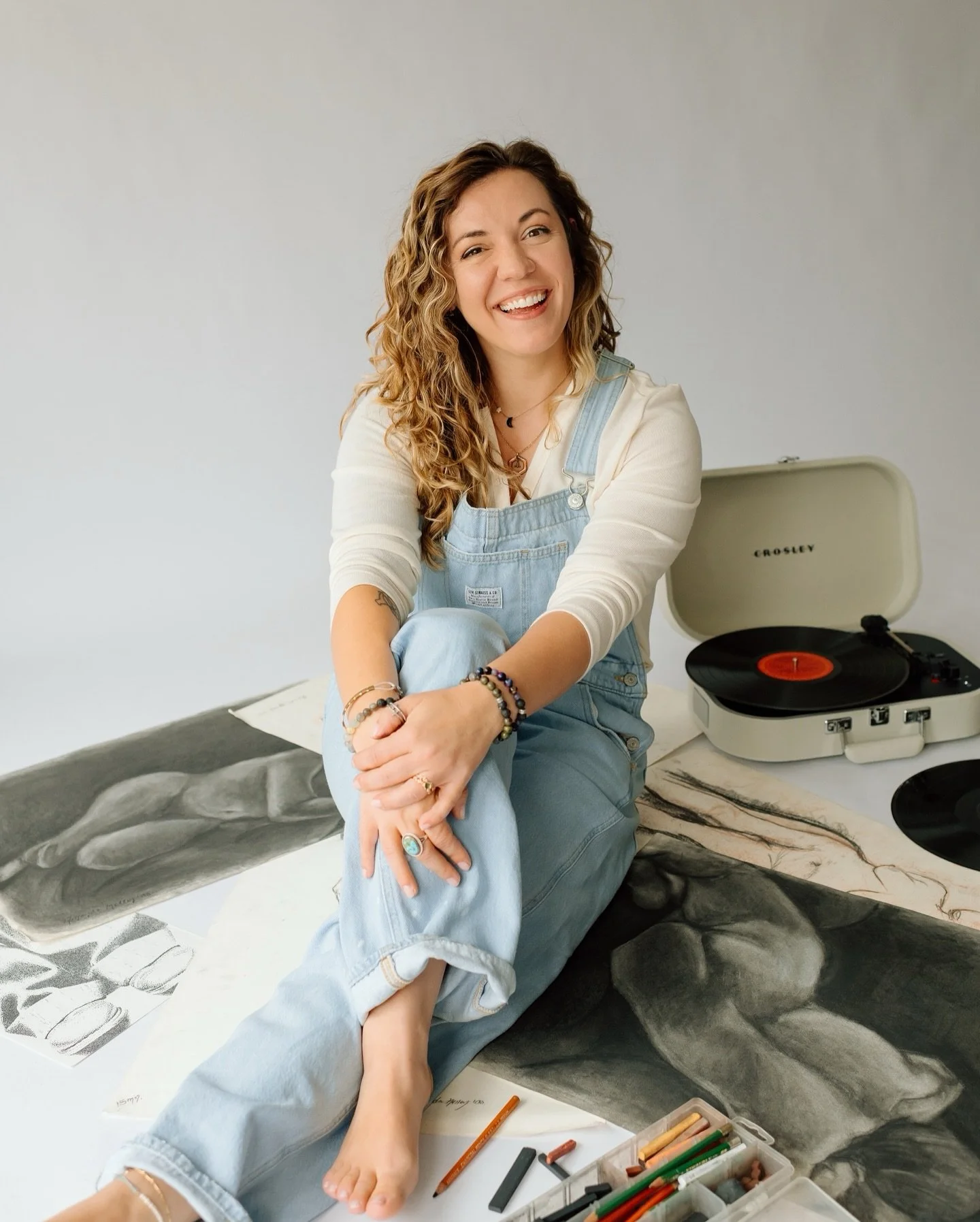 Nothing warms my little creative heart more than capturing another artist with their work 🥹 Amanda is such a selfless, kind, and talented person. It was so rewarding to photograph her passion for creating art in my in-home studio. 
 
I captured Aman