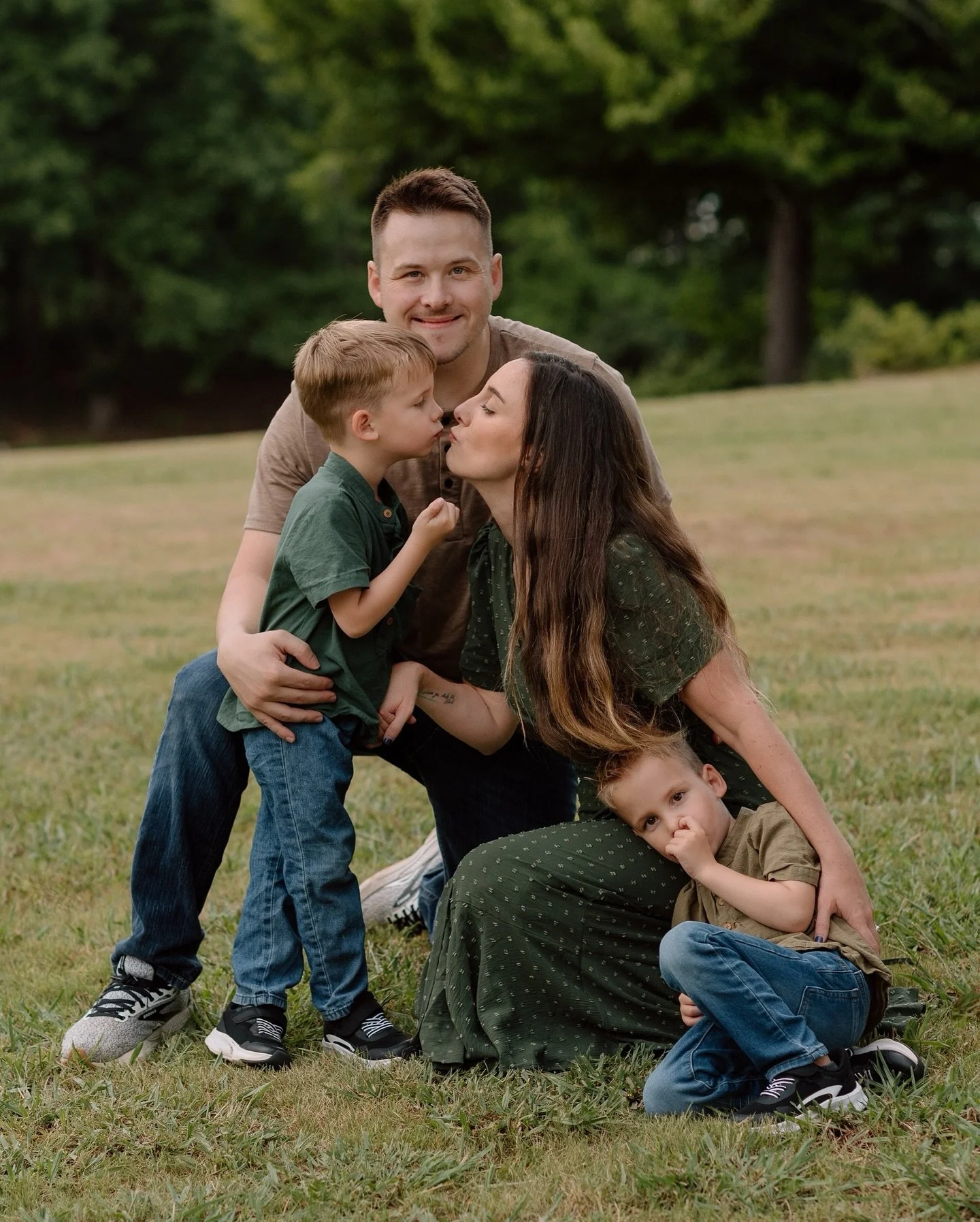 Summer is slipping away fast with kids going back to school, so I&rsquo;m glad to have captured the Zavadil family last month before my favorite season takes over! 

www.taylorsmithimages.com

#familysession #braseltonphotographer #bufordphotographer