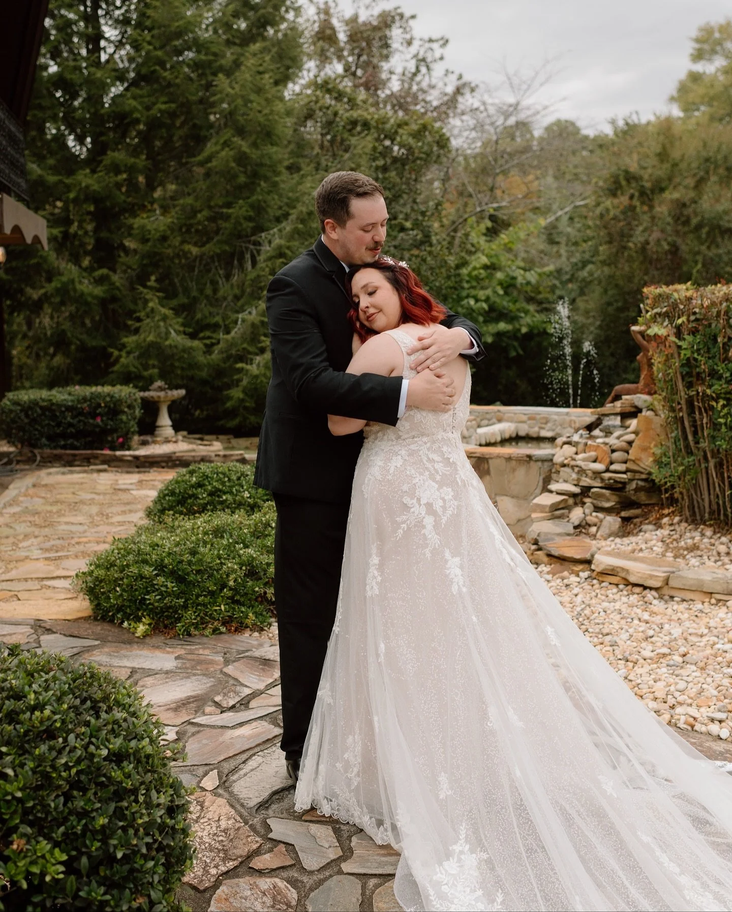 Alyssa and John welcomed the fall season with an intimate wedding on this beautiful lakeside estate. The day was sweetened with notes of pumpkin, apple cider, and autumn leaves. I couldn&rsquo;t get over how densely loved these two were by everyone i