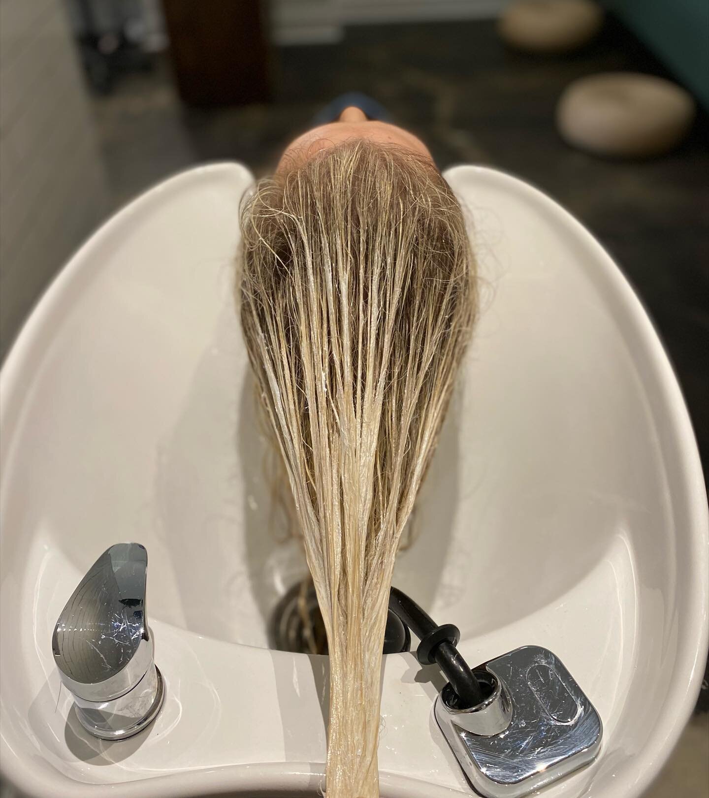 Just because it&rsquo;s drab outside, doesn&rsquo;t mean you hair has to be!

A quick tip out could be JUST what your hair needs to bump those ends a little brighter and beat the winter blues ❄️✨ 

#chicagohairstylist #chicagoblonde #chicagobalayage 