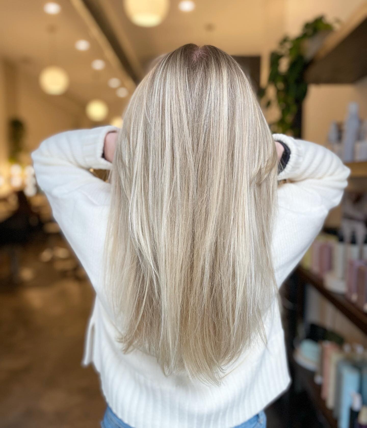 We love a long lasting color around here! Here are the deets on this service ⬇️

Service: Half head lived in color + shadow root
Appointment time commitment: 2.5-3 hours
Cost: $260
Maintenance: +/- 12 weeks 

#chicagohairstylist #chicagoblonde #linco