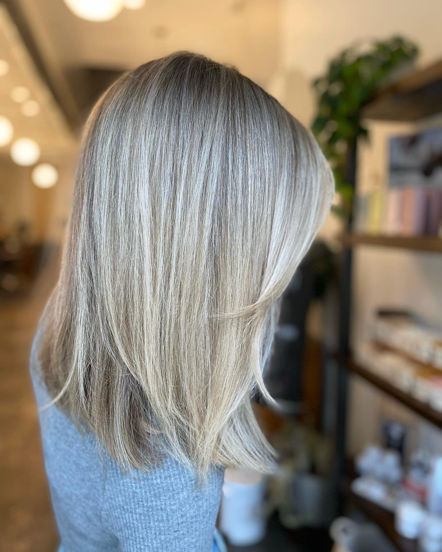 Highlights✨teasy lights✨balayage-oh my!

Gone are the days of cookie cutter foils to create a look. Most times I&rsquo;m doing 2, if not 3 or 4 different techniques in one sitting! I love that we have so many ways to create truly custom color for our