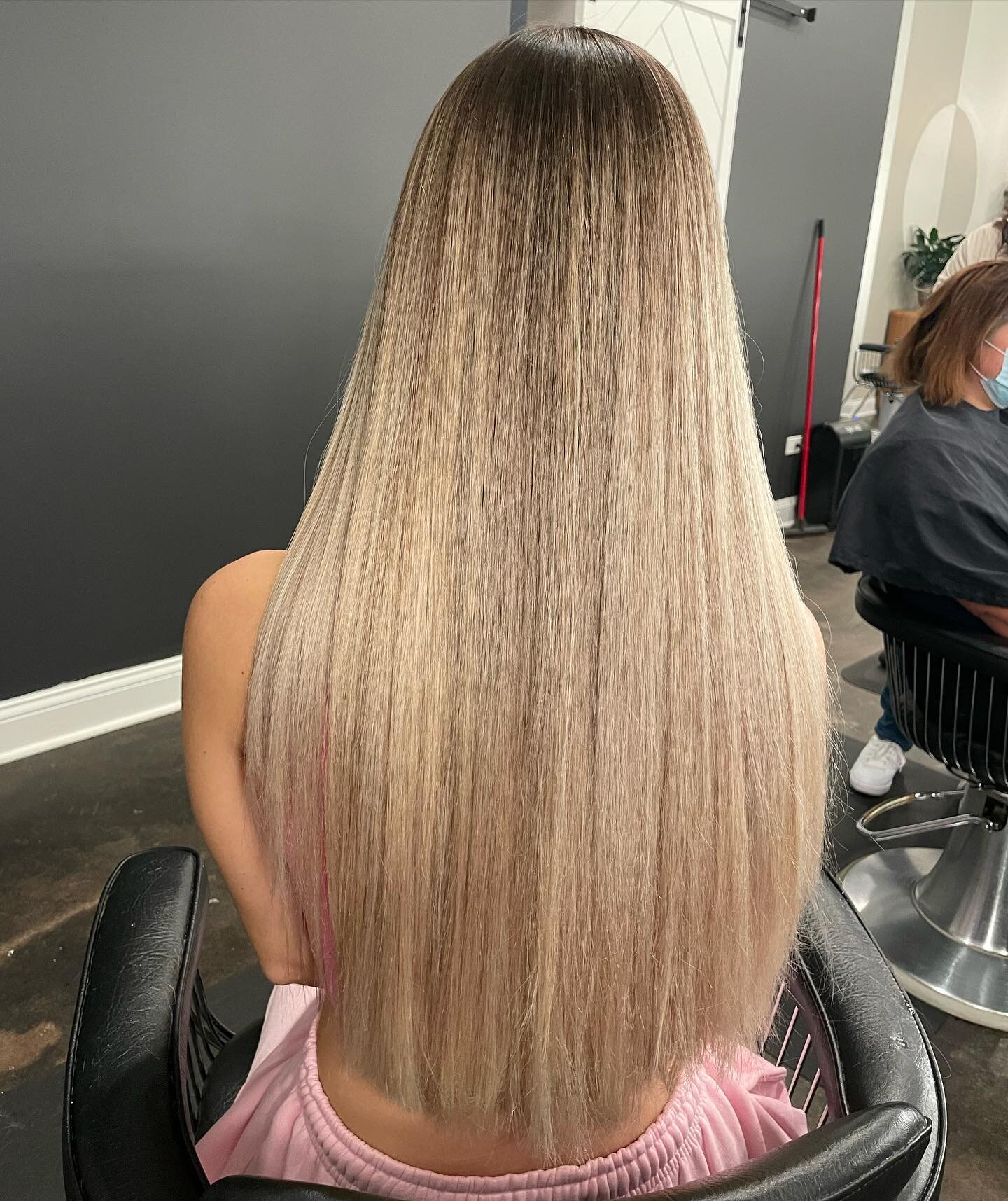 Just admiring this glorious mane. This is all her hair. What a canvas! We started with a heavy foil and ended OF COURSE with a root melt to get this seamless finish. 

#chicagohairstylist #chicagosalon #chicagoblondes