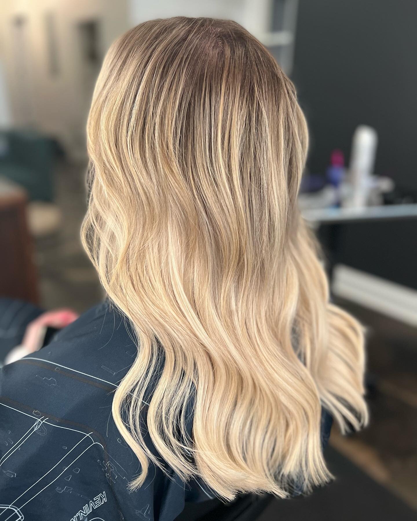 2 rows of custom rooted #bellami extensions for lots of volume 🥰🤩 We also highlighted around her hair line and dragged her root down to create a more low maintenance color 🖤

#chicagohairstylist #chicagosalon #bellamihairpro