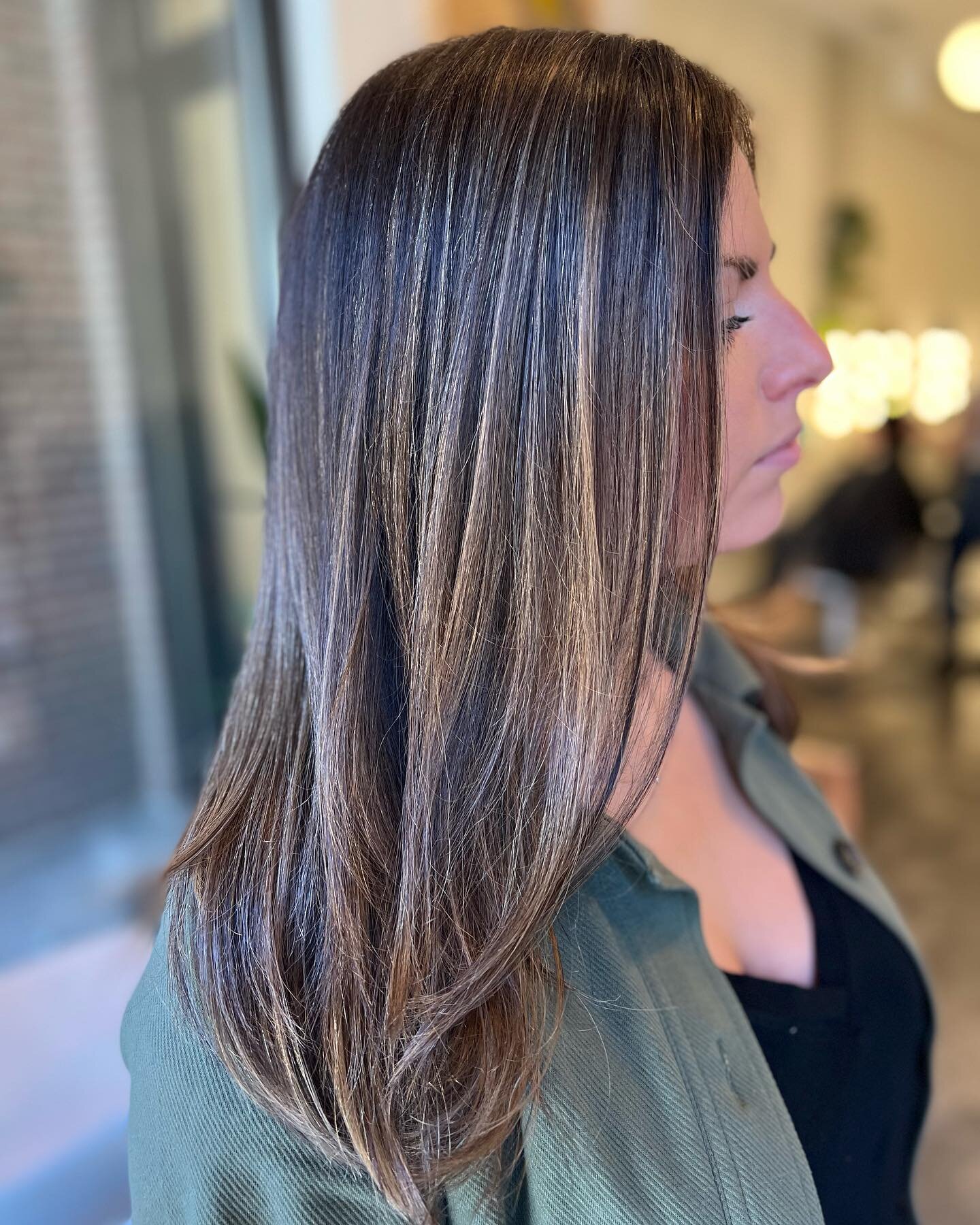 I feel like there has been a lot of very blonde on here so we gotta break up the feed with a softer bronde situation 💗 

Full head balayage with some teasey lights mixed in. Root melted and glossed for the ultimate blend into her natural root color.