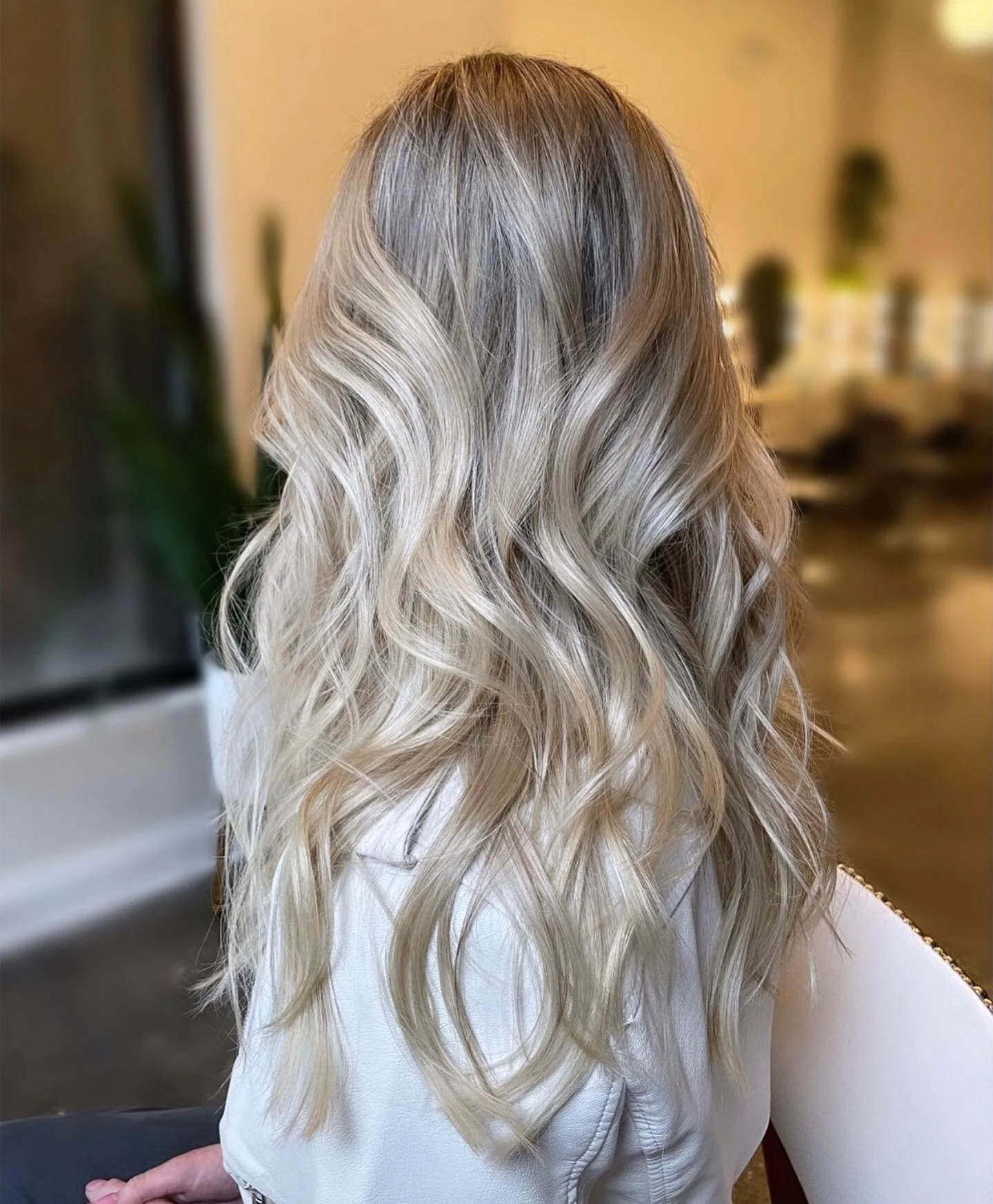 Vanilla Pearl 🐚
Stylist Crystal created this stunning look from a fresh full highlight using weaves and slices, glazed with 09P, 09NB and 10GI Redken Shades EQ. 
This color is what dreams are made of ✨
#stranded #strandedchicago #salon #stylist #