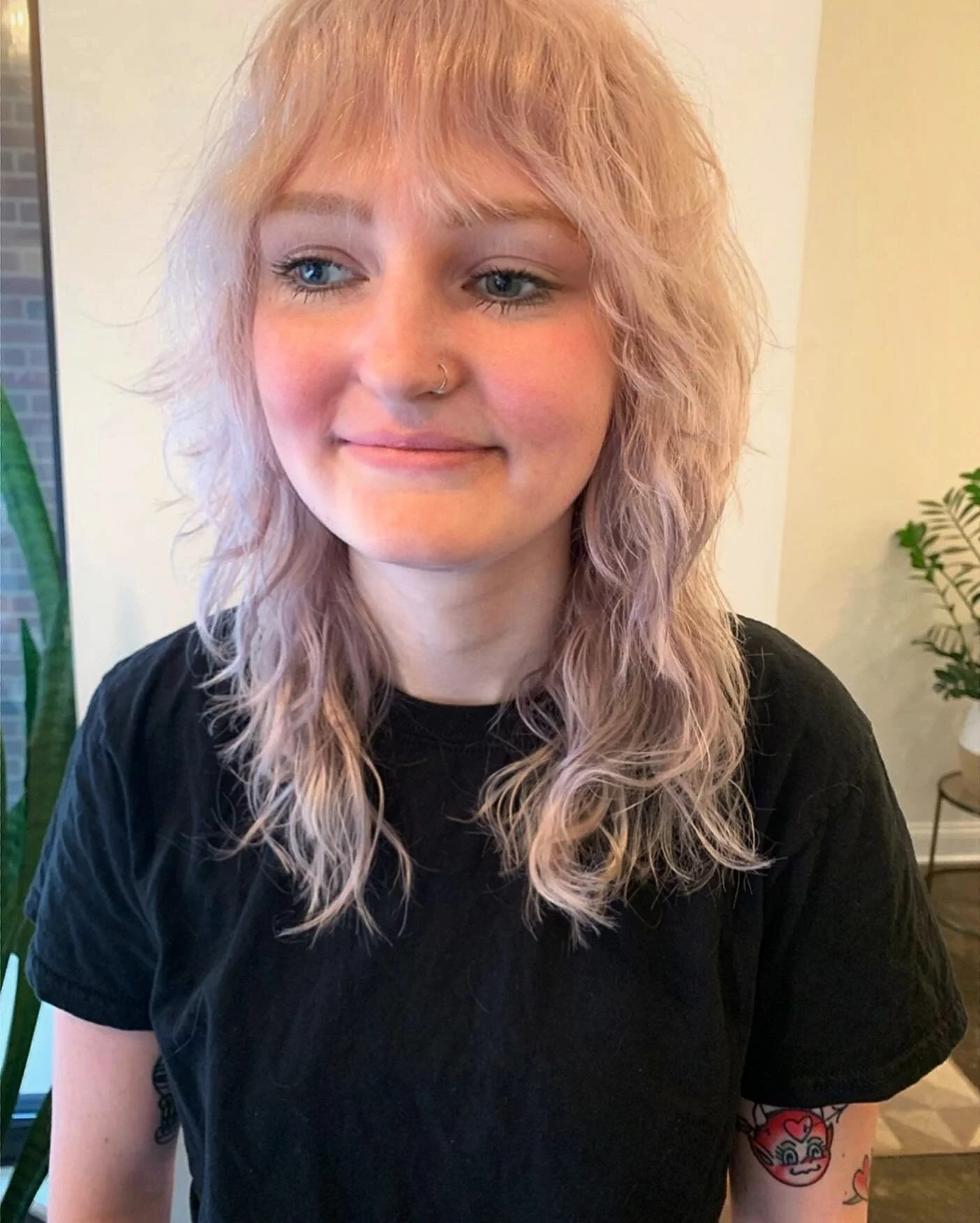 Our favorite summer combo: an easy, cool shag cut + Kevin Murphy Killer Waves + Kevin Murphy Hair Resort 🔥
#shag #blonde #bleach #10vv #redkenshades #bangs #razorcut #stranded #strandedchicago #salon #stylist #hairstyle #styled #chicagostylist #hai