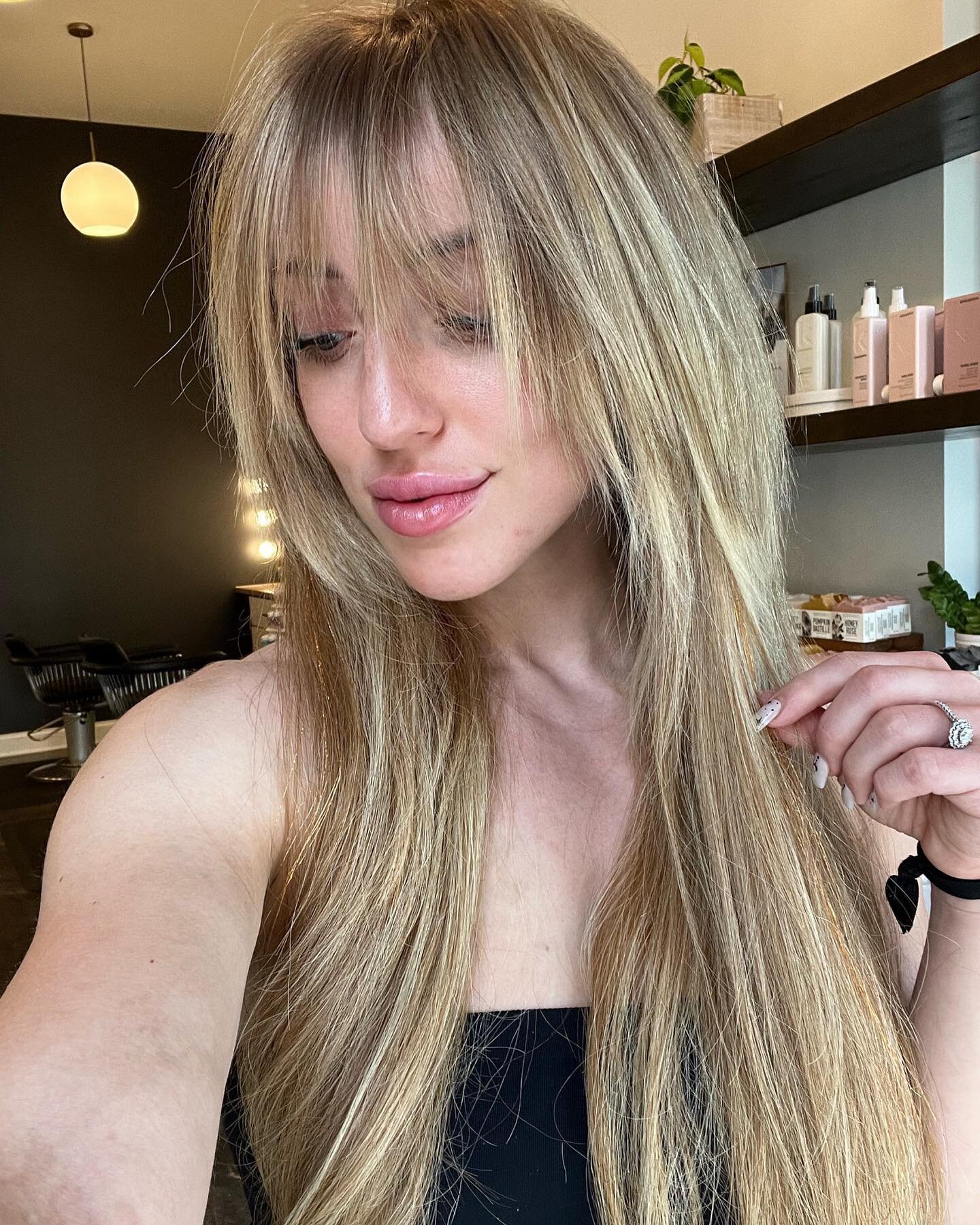 Can&rsquo;t get enough of the shaggy look. Once again&hellip;I have cut my own hair 😝😬😬😬. I LOVE shaggy layers because they create so much volume on my otherwise VERY flat hair. Customized shaggy layers are flattering in just about anyone so if y