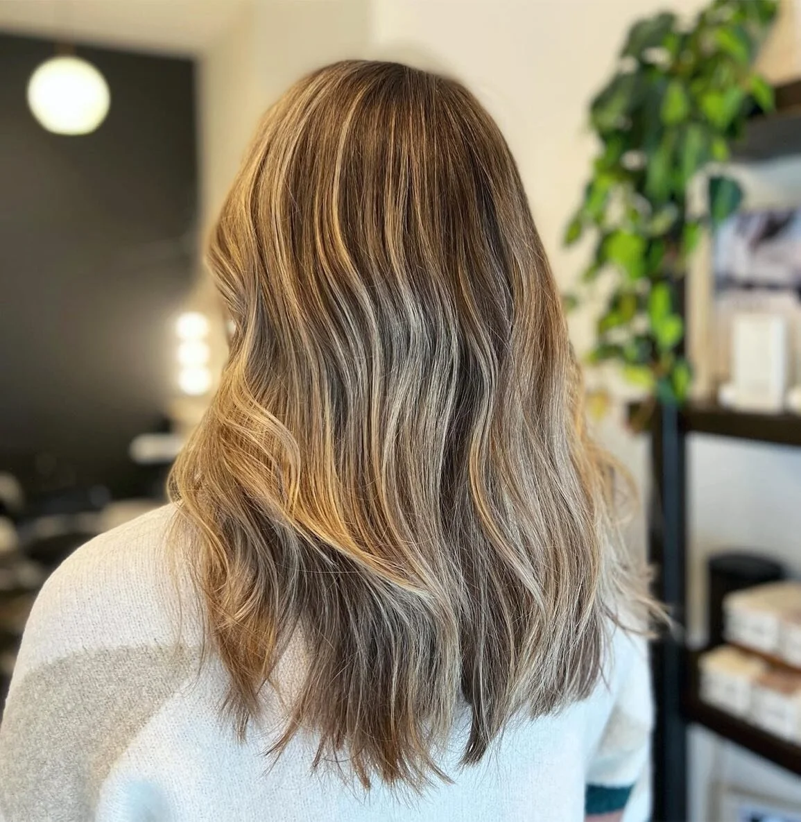 Some beautiful lived in color for one of our clients! 
Stylist Mallory achieved this care free, half-head of lived in color by combining teasy lights and balayage. The results are just gorgeous ✨
#chicagohairstylist #chicagocolorist #chicagobalayag