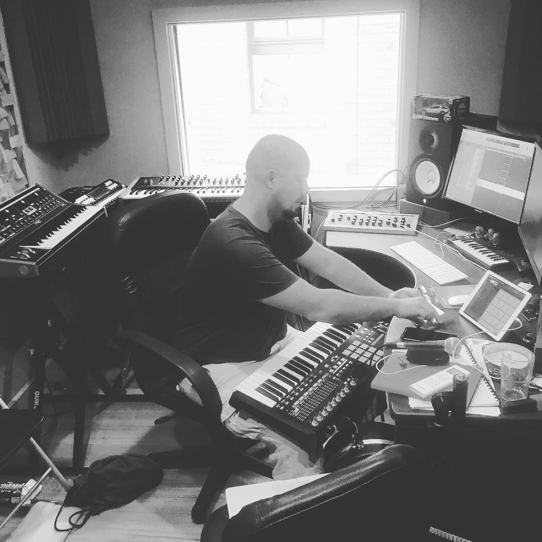 Jeremy A aka @heavenly3lues designing some synth magic for the album.
.
.
.
.
#8handsofsound #8hands #newlight #studiolife #synth #producerlife #music #handpan #cupola #percussion