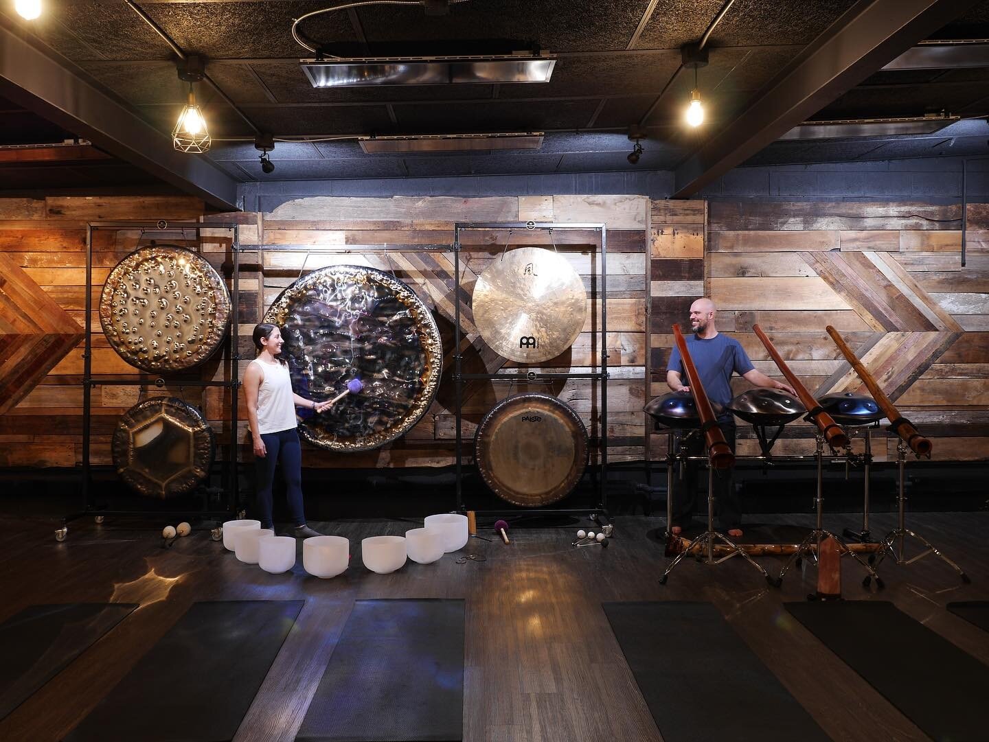 Just a few minutes before today&rsquo;s #SoundJourney at @whitebuffaloyoga begins! This is our first time to visit this beautiful space in Plymouth, Michigan!
.
.
.
#soundbath #soundhealing #gong #crystalsingingbowls #handpan #didgeridoo