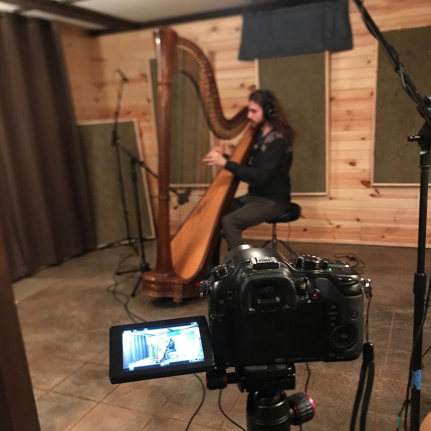 Back in the studio recording pedal harp with @jaxon.casey This album process has been so much fun! So grateful to have our friends @parkerhorschmusic and Jaxon on the album and as a part of the Settle Into Stillness ensemble!
.
.
.
#soundbath #soundh