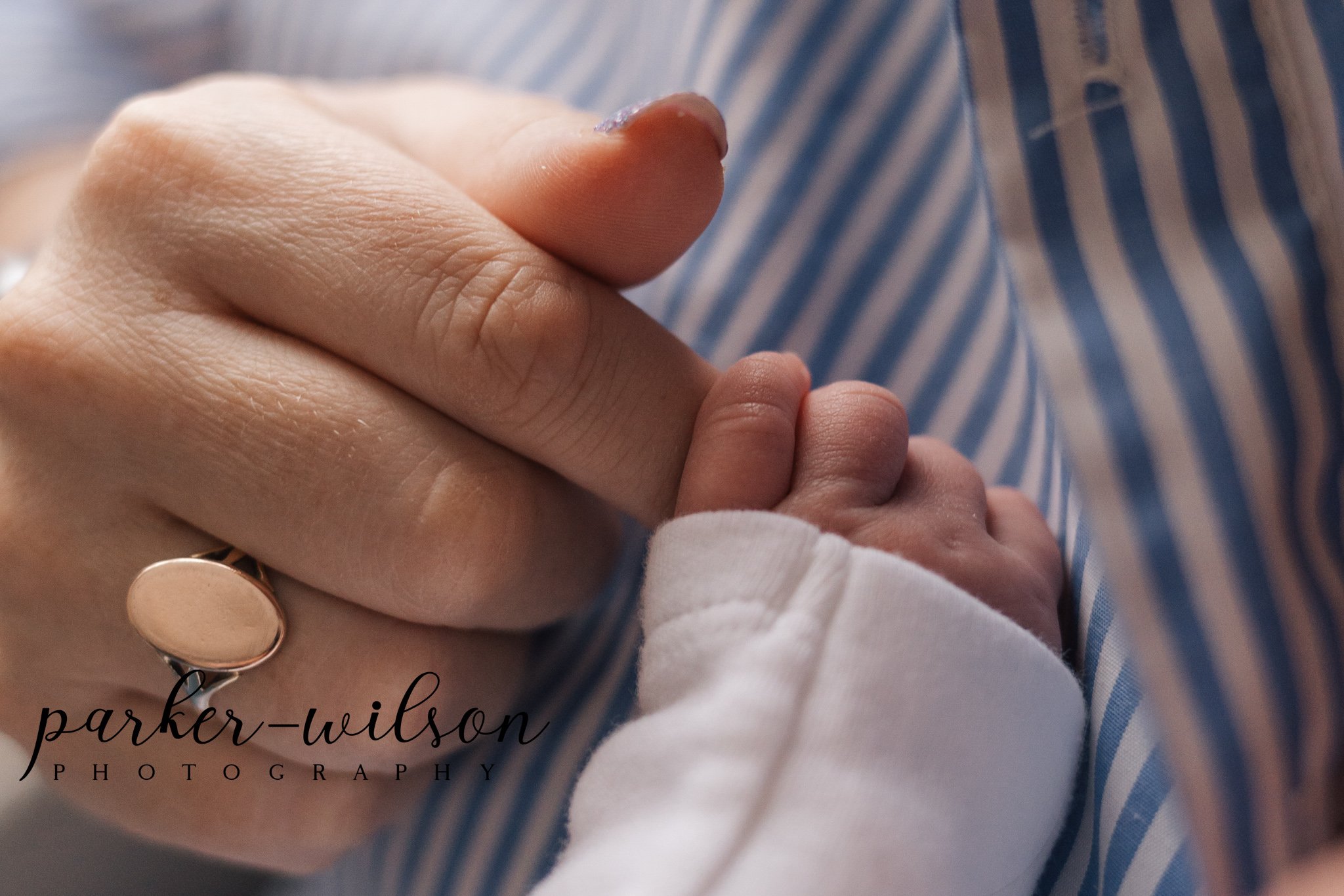 Newborn baby hand and mum's hand, newborn photos, parker-wilson photography