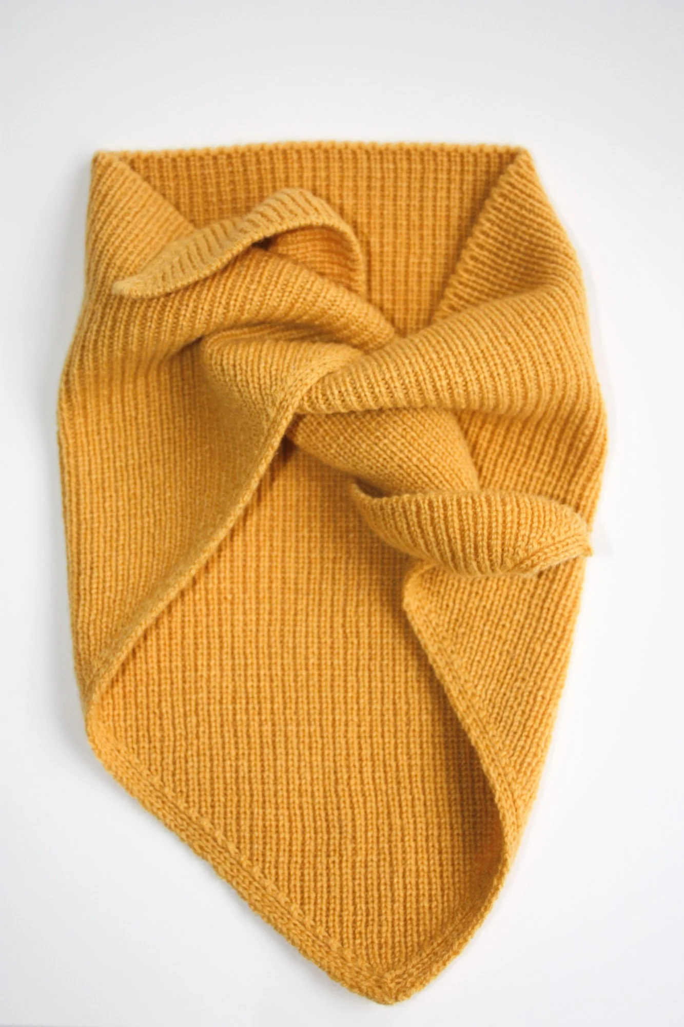 Écharpe en laine orange pliée avec une boucle